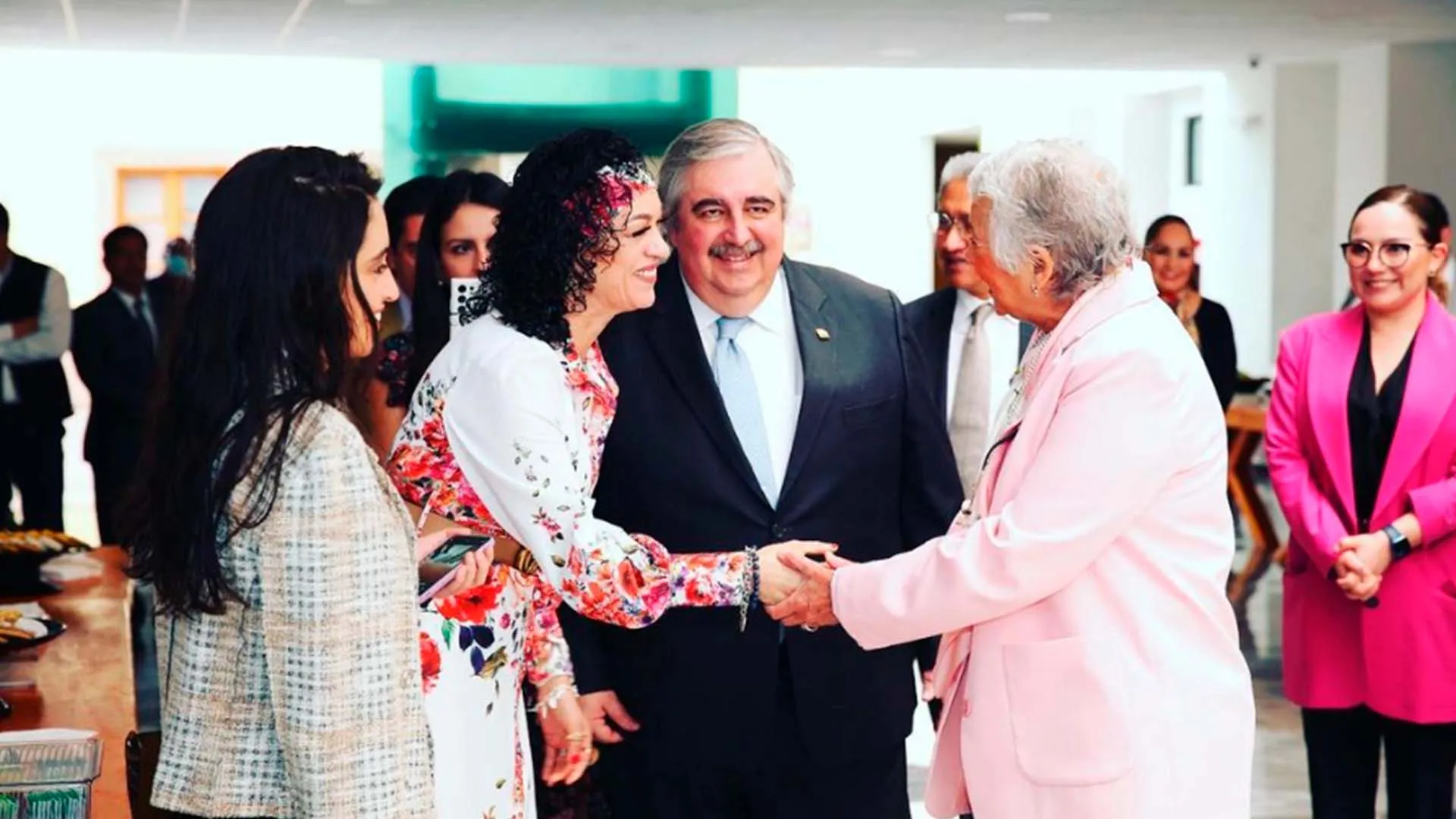 Profesora Tec es tendencia en TikTok por su icónico estilo