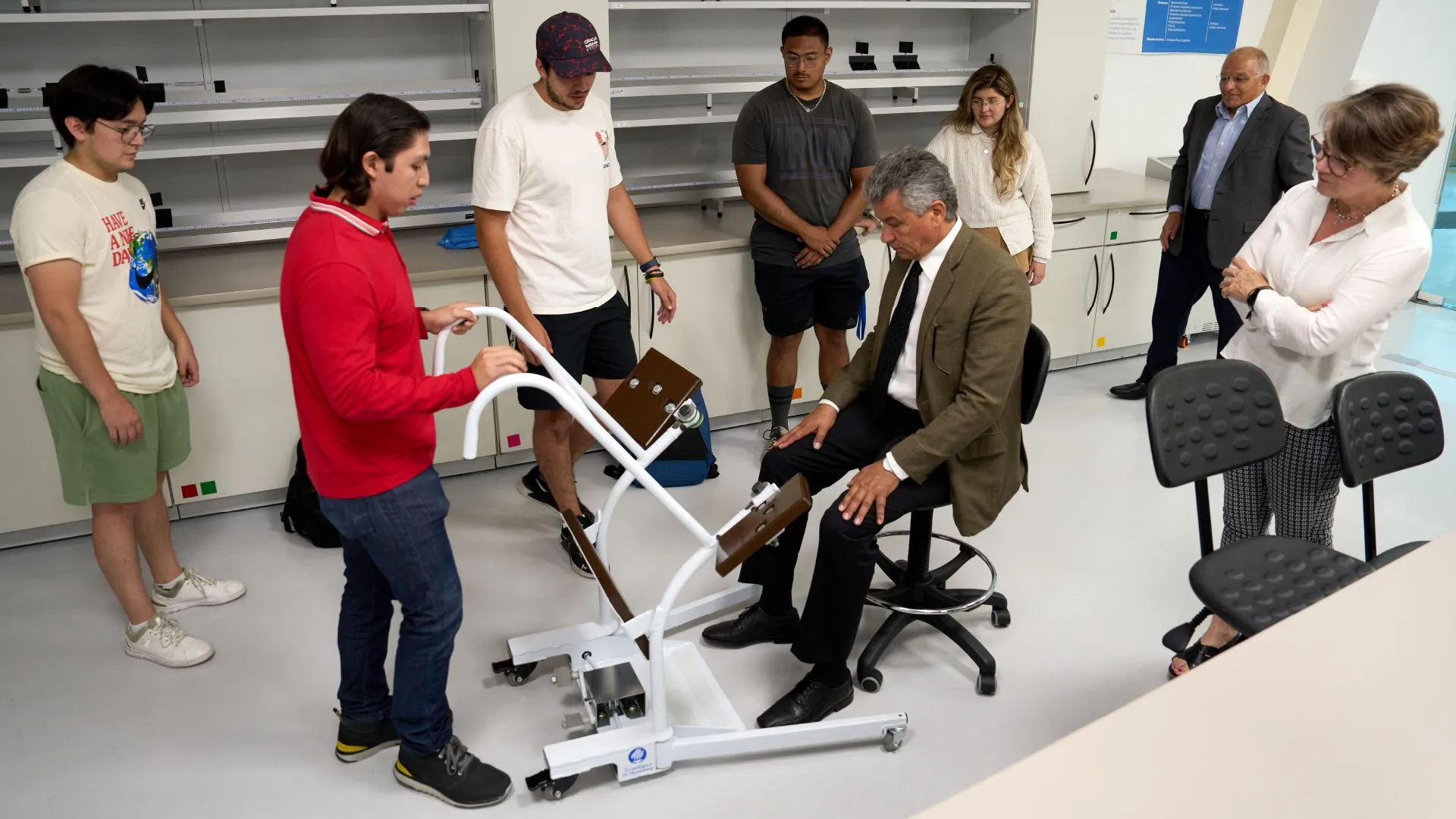 Alumnos del Tec campus Puebla donan transportador para adultos mayores