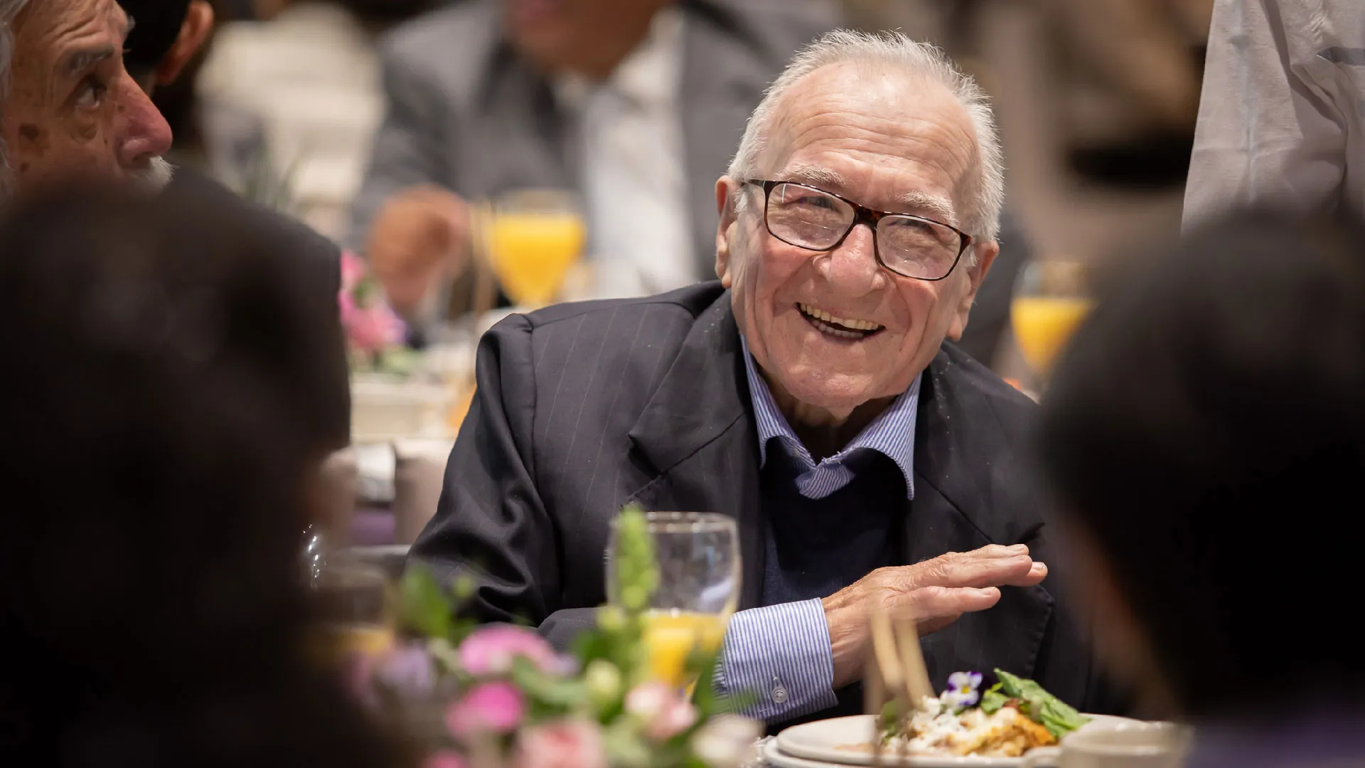 El profesor Ledesma en la ceremonia Dejando Huella