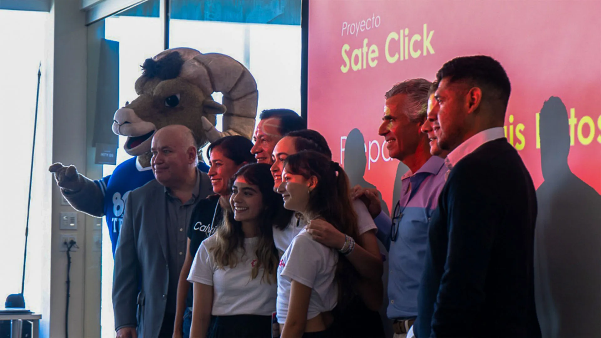 Alumnas de campus San Luis Potosí tras concursar, con su proyecto "Safe Click" en PrepApps 2023 en Monterrey.