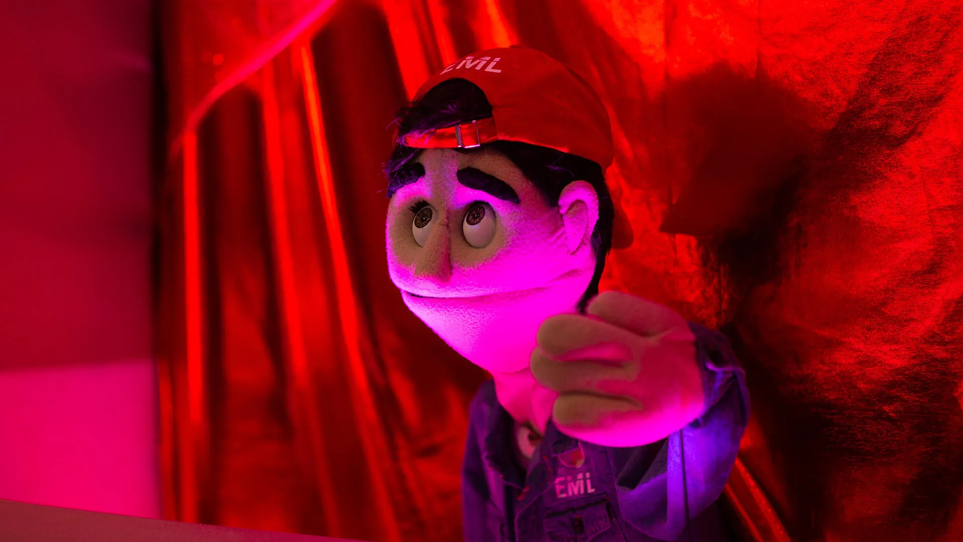 Marioneta de JD bajo luz roja