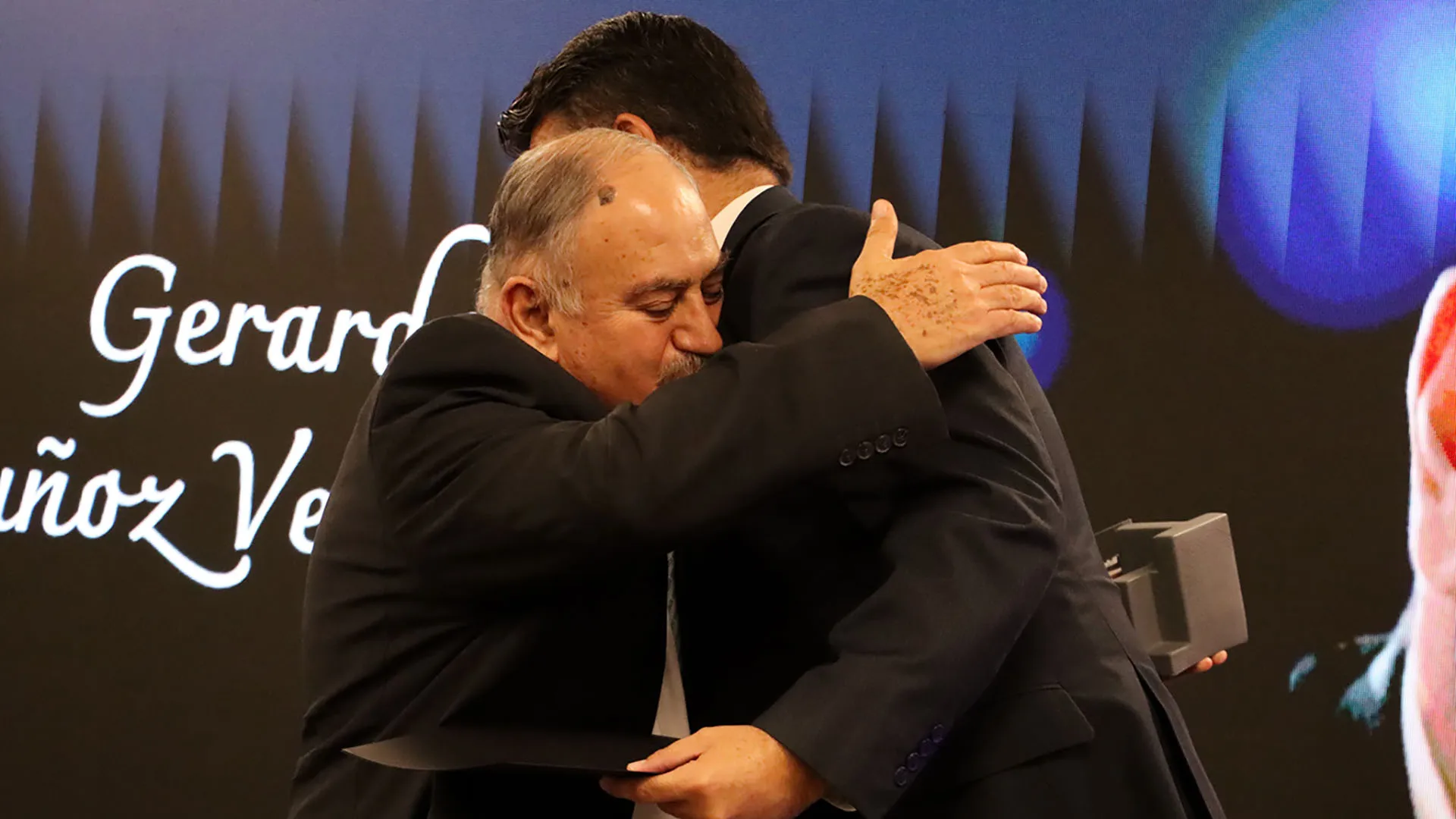 Entrega de reconocimiento evento Dejando Huella