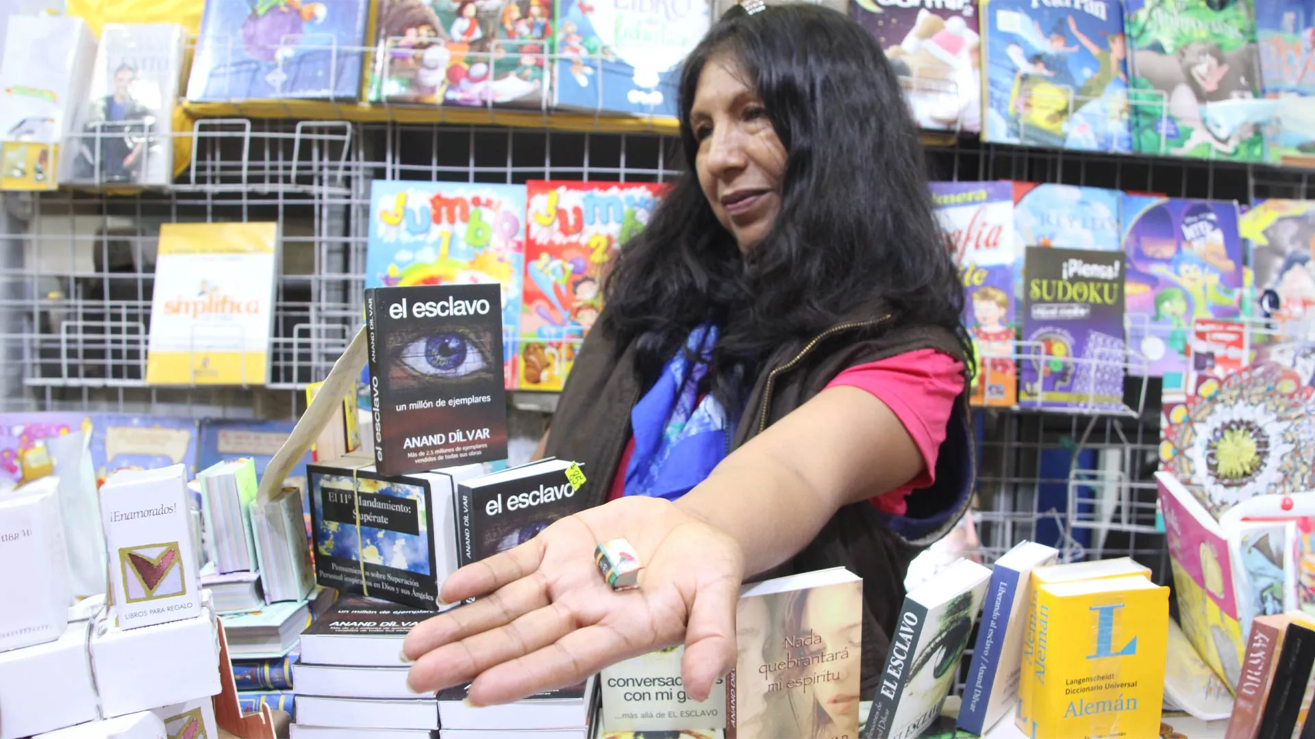 Los libros miniatura son una de las curiosidades de la FIL Monterrey 2023.