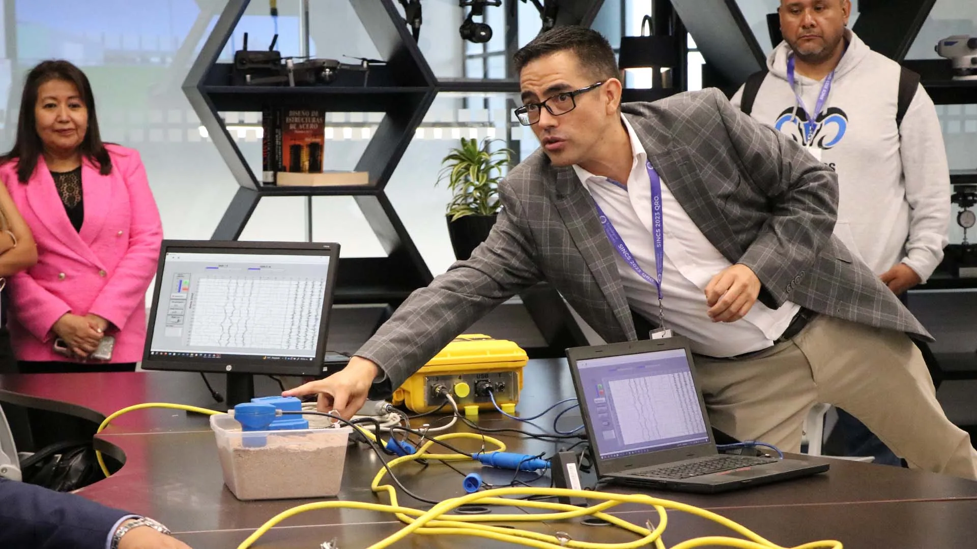Profesor del Tec de Monterrey explicando el funcionamiento de los sensores del laboratorio de civiónica