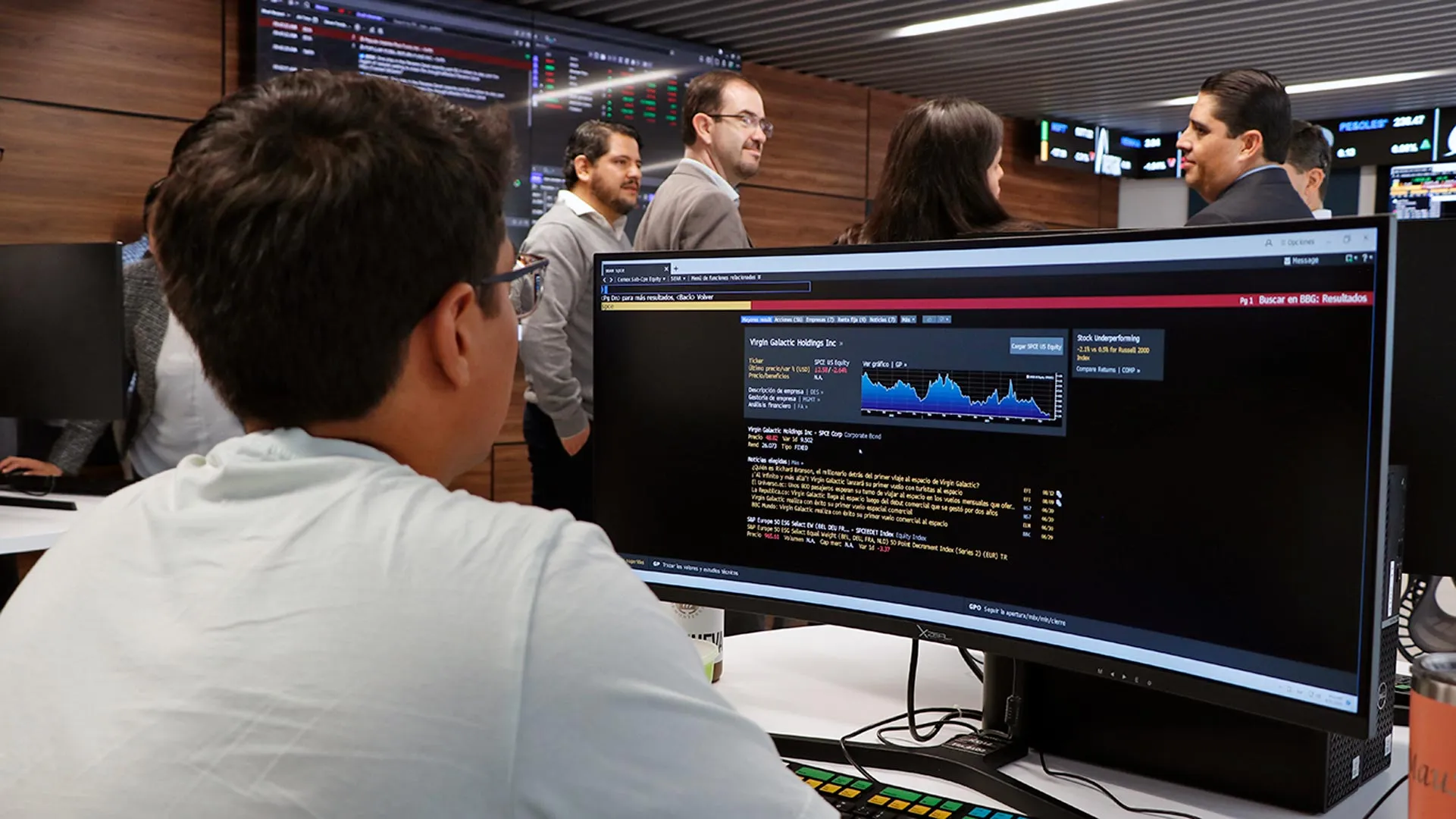 Estudiante en el laboratorio de analítica de datos en campus Querétaro