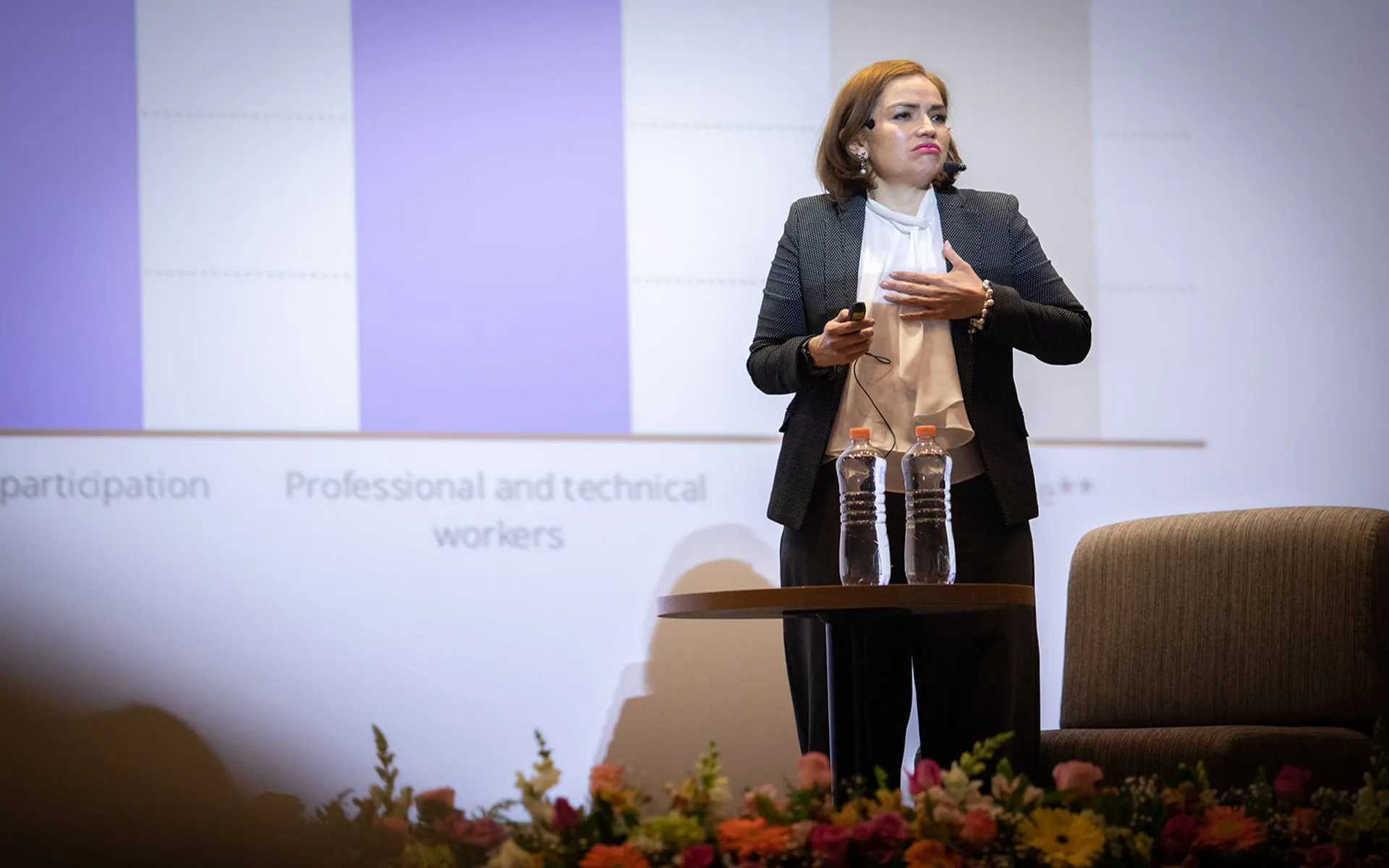 Doctora Eva Hernández dando ponencia en campus Hidalgo
