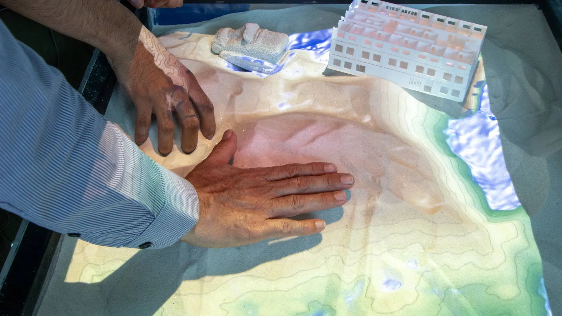 Herramienta lúdica a base de arena para estudiar la hidrología