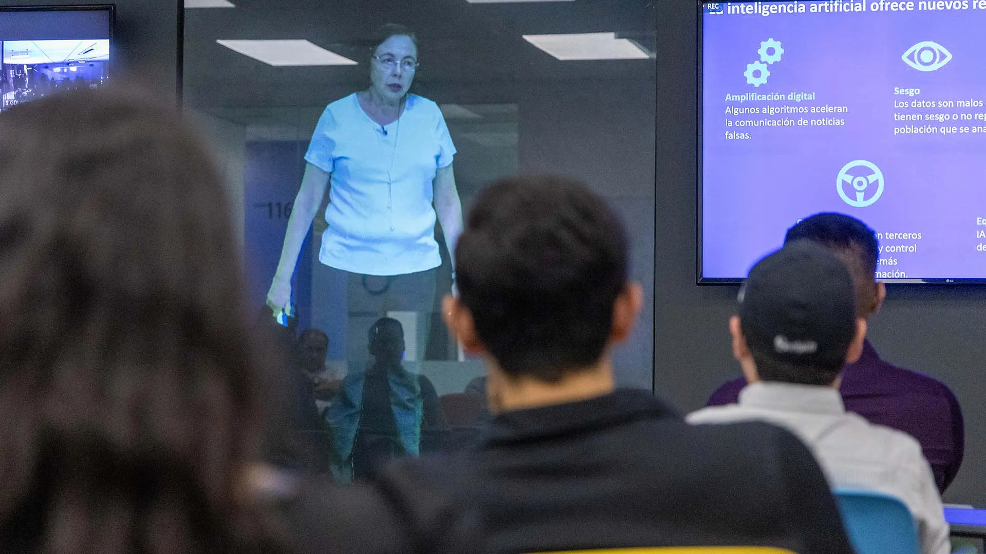 Profesora Holograma durante la clase en 11 campus 