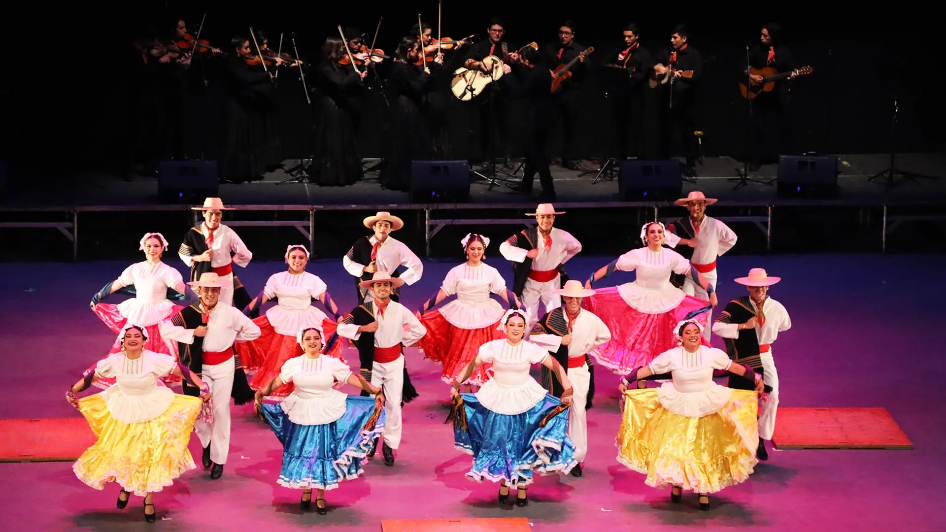 Tec y UANL participaron en el encuentro folklórico universitario, en el Auditorio Luis Elizondo.