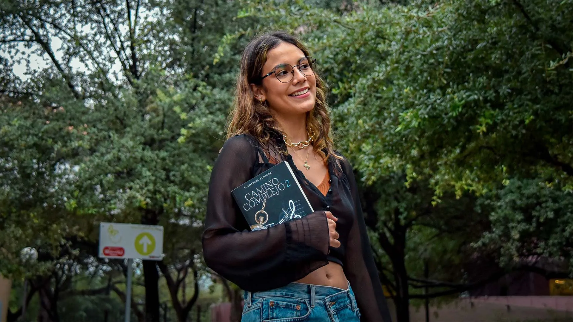 Valeria Belloda firma uno de sus libros en la FIL 