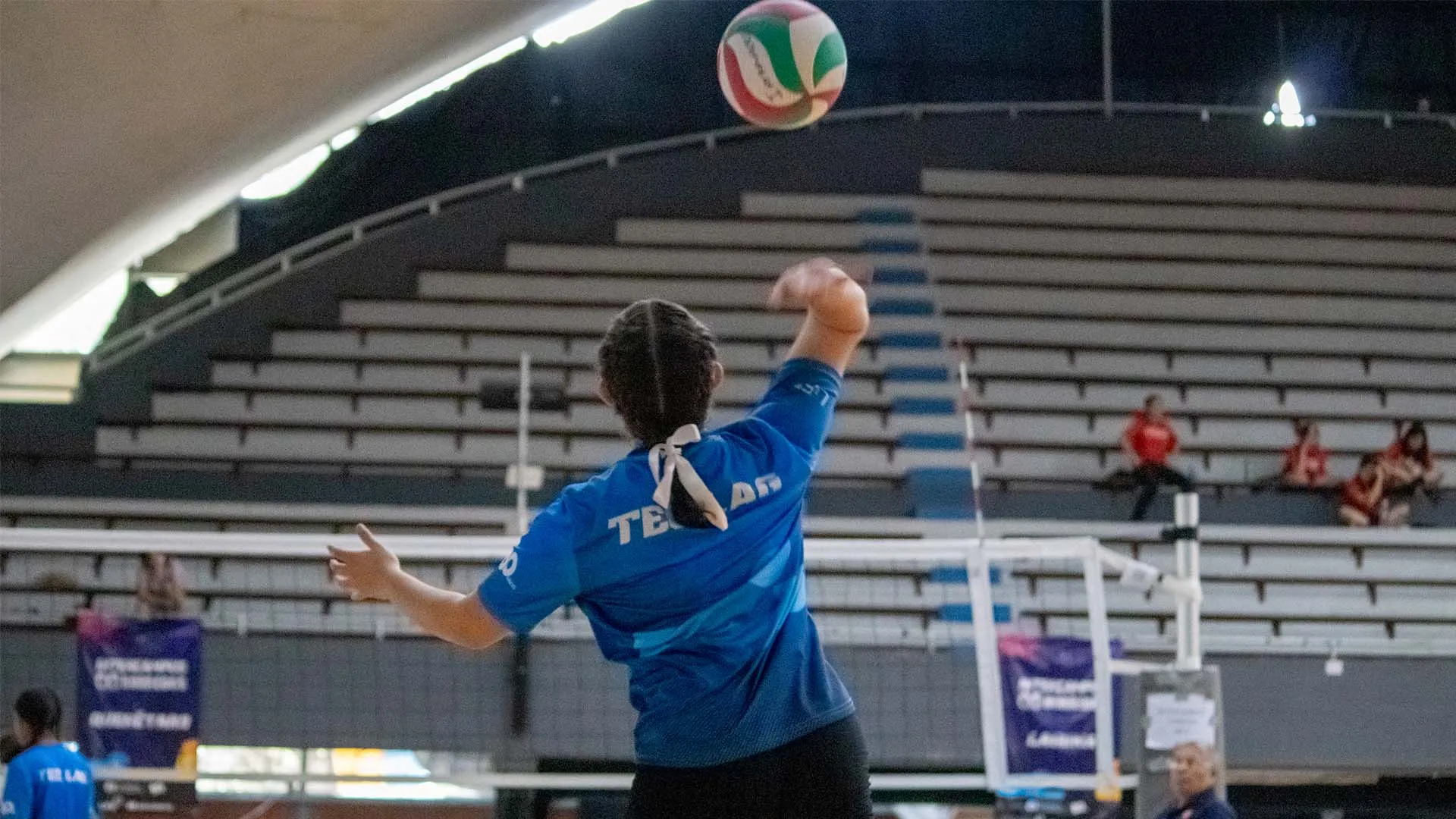 Estudiante atleta de voleibol de campus Laguna en los Intercampus
