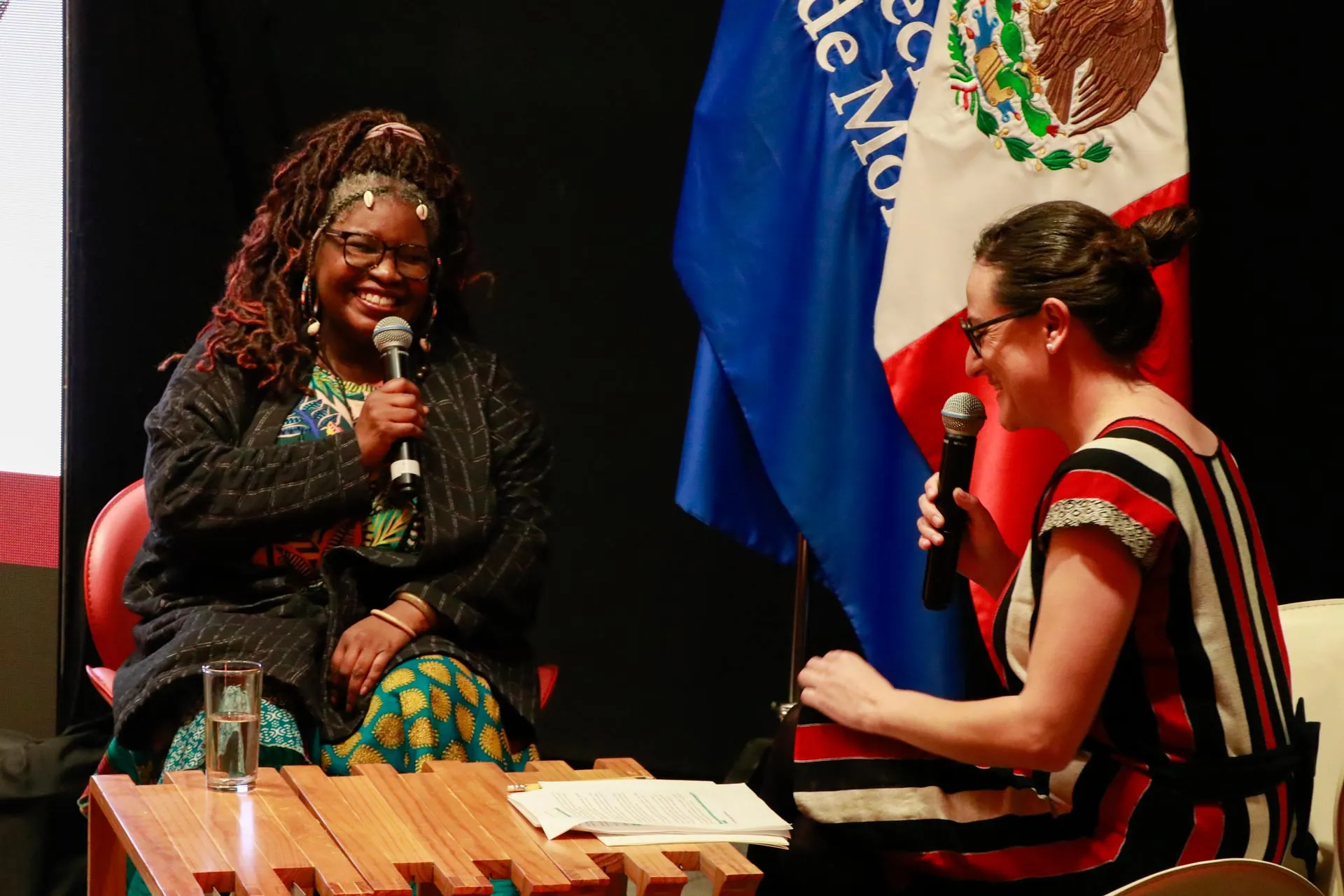 La diseñora Elizabeth Tunstall durante conferencia en Tec campus Querétaro