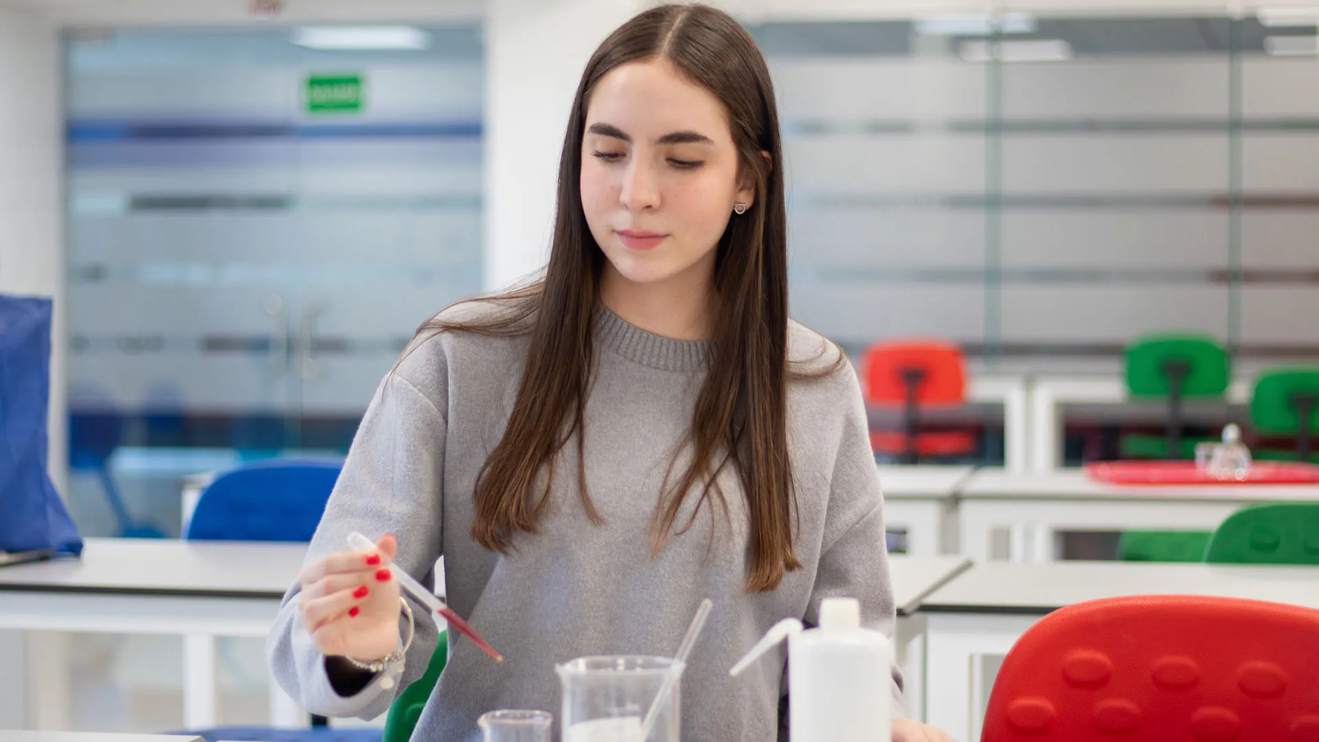 alumna tec desarrollando laboratorio movil educativo