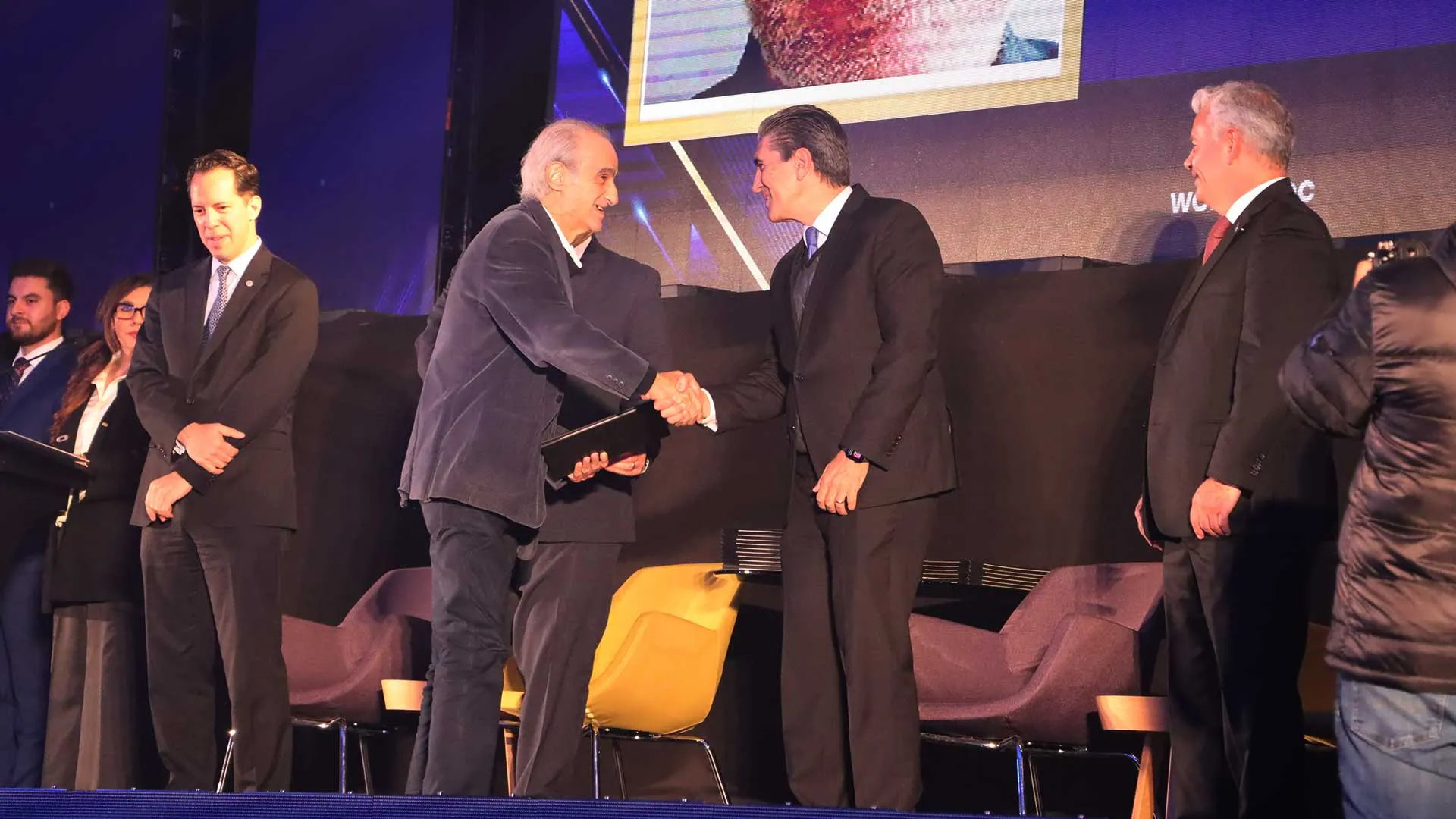 El profesor Eduardo Pérez fue reconocido en la Ceremonia de Lealtad del campus Monterrey por 45 años de trayectoria.