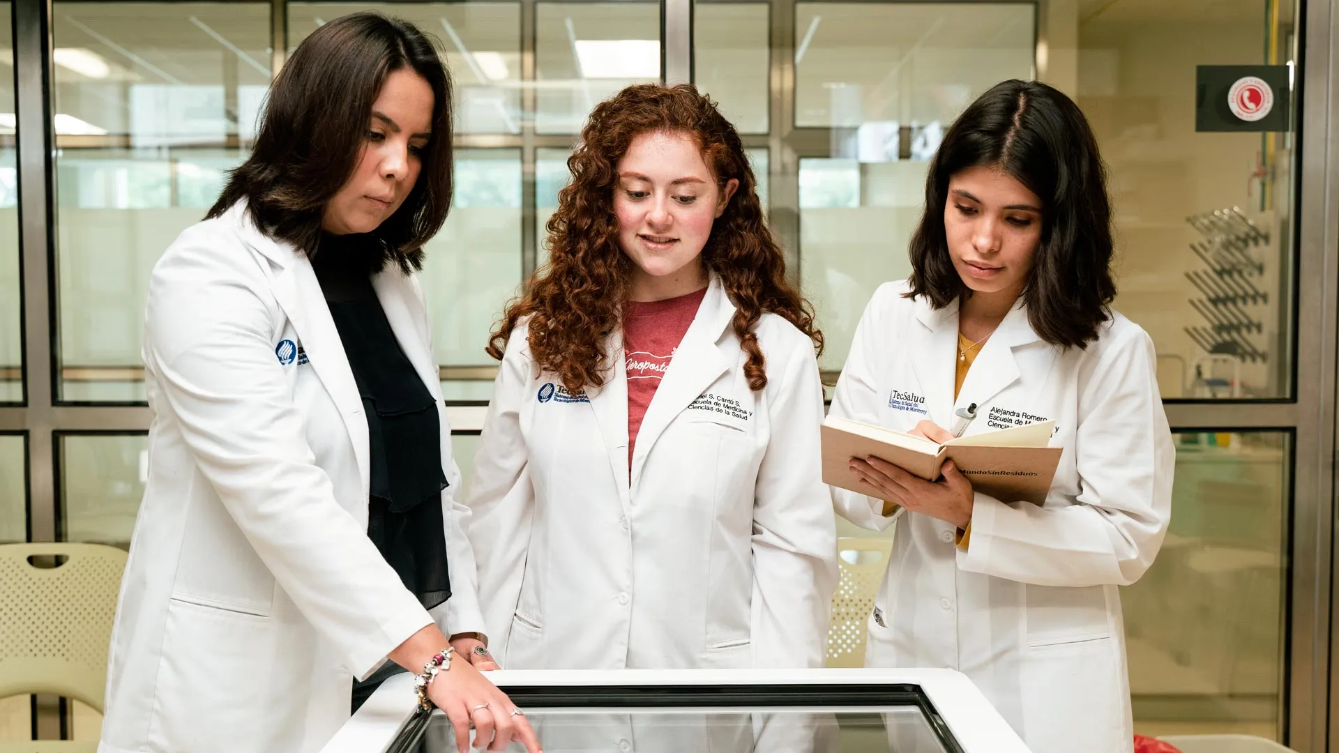La Escuela de Medicina y Ciencias de la Salud del Tec festejó sus 45 años reuniendo a estudiantes, ex-alumnos y profesores para compartir sus experiencias.