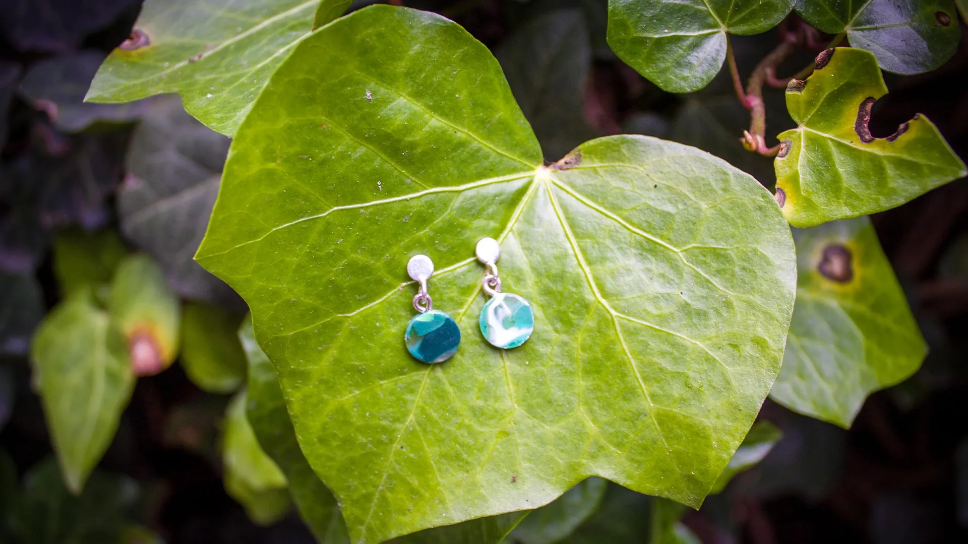 Estudiante del Tec campus Santa Fe crea joyería con plástico reciclado