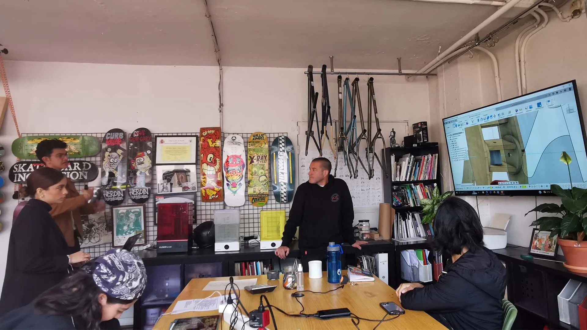 Alumnos en el taller de Madrid, diseñando