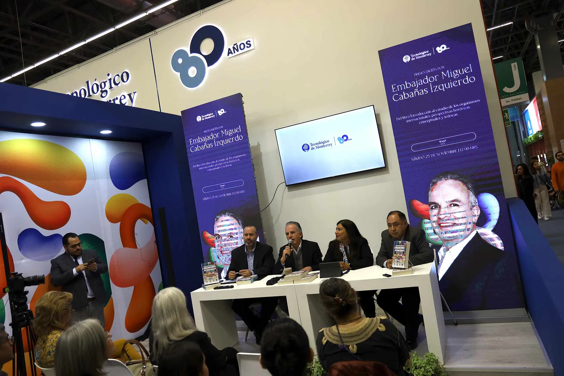 Libro organismos internacionales, en la participación del Tec en la FIL Guadalajara. 