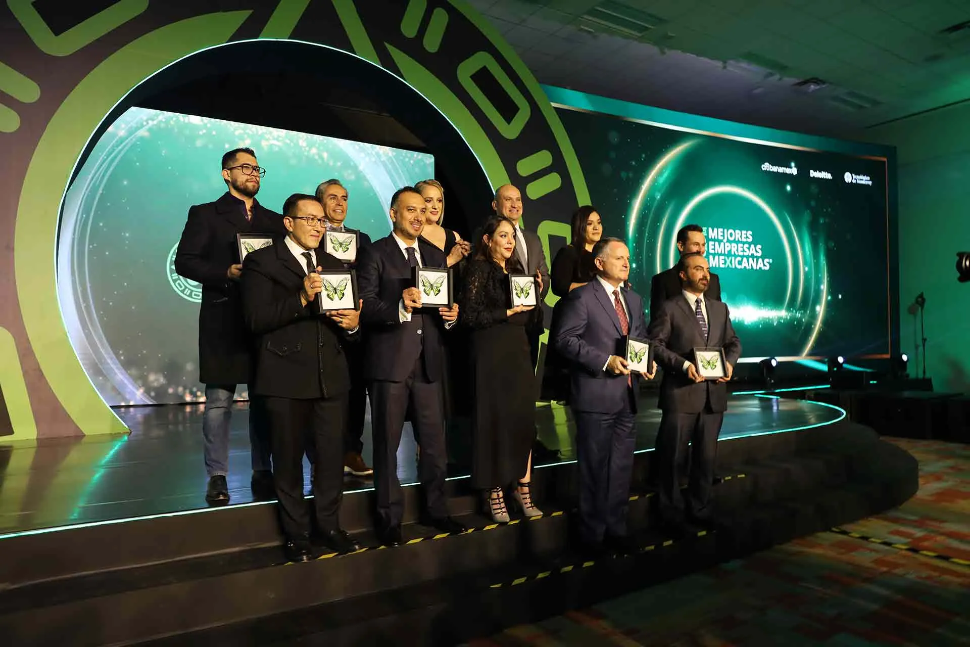 Profesores y estudiantes asesoran a Mejores Empresas Mexicanas, premiación. 