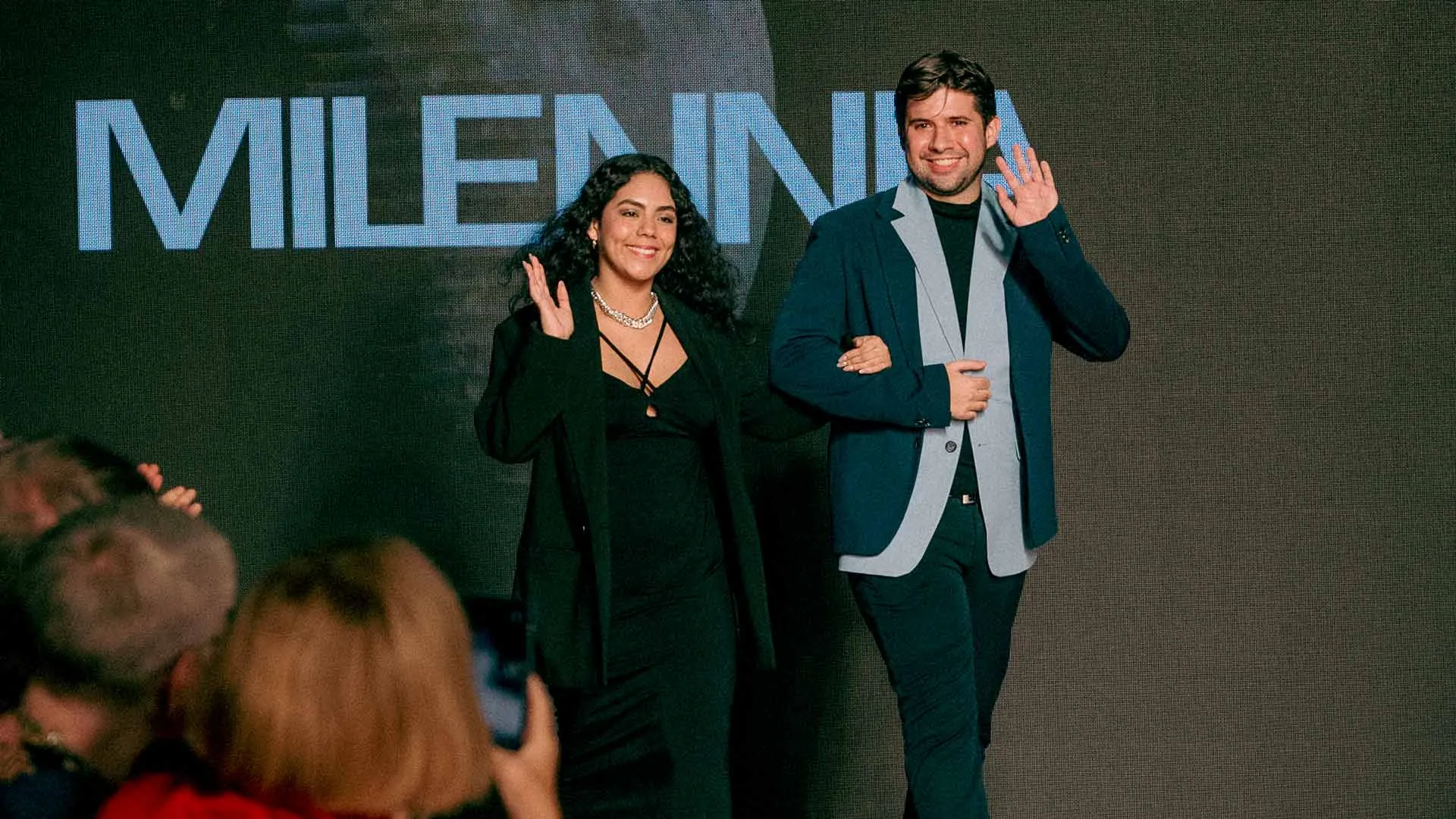 El EXATEC Luis Treviño y su socia desfilan en Vancouver Fashion Week, realizado en Canadá.