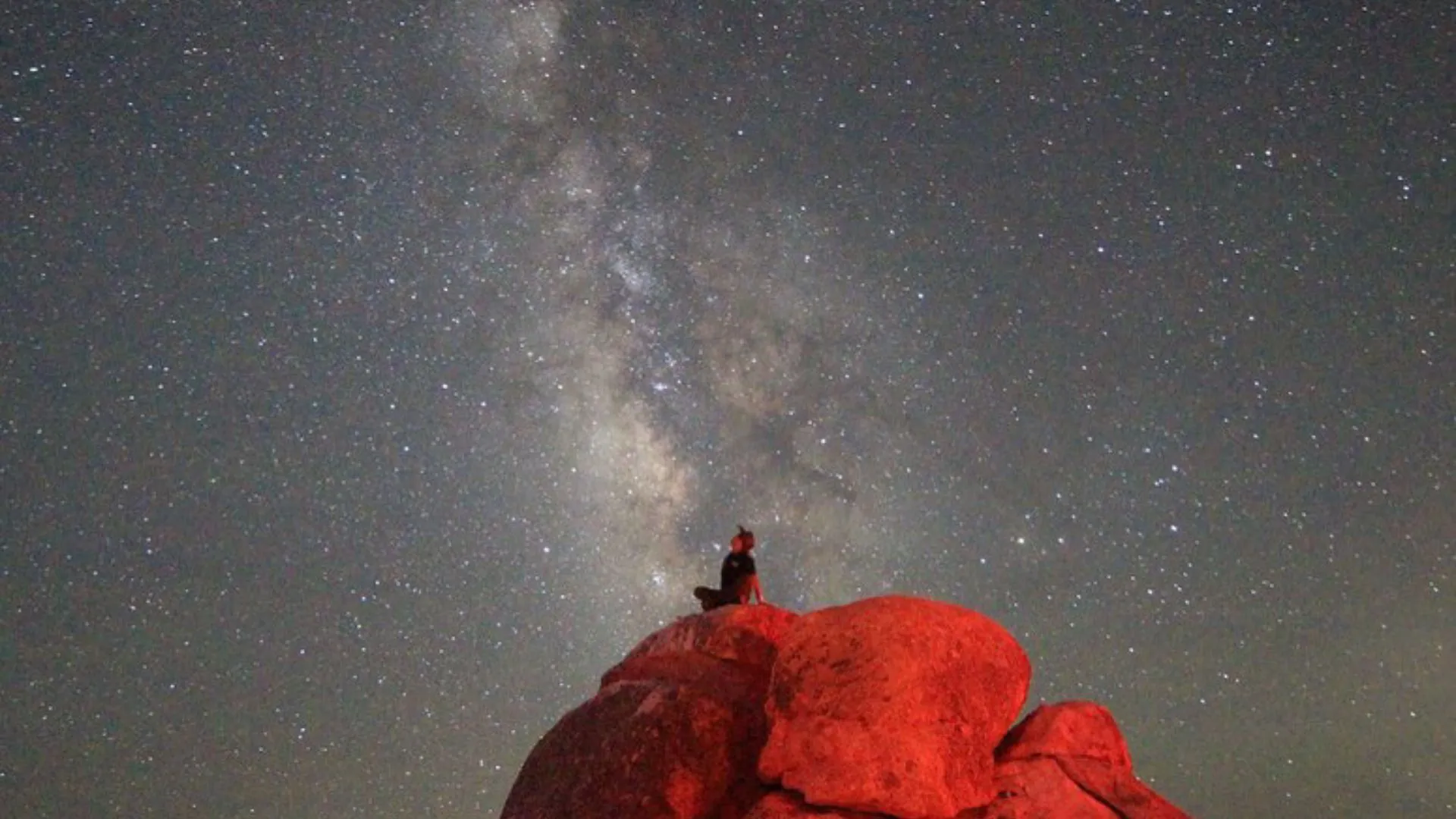 Isaí Vilches observando las estrellas