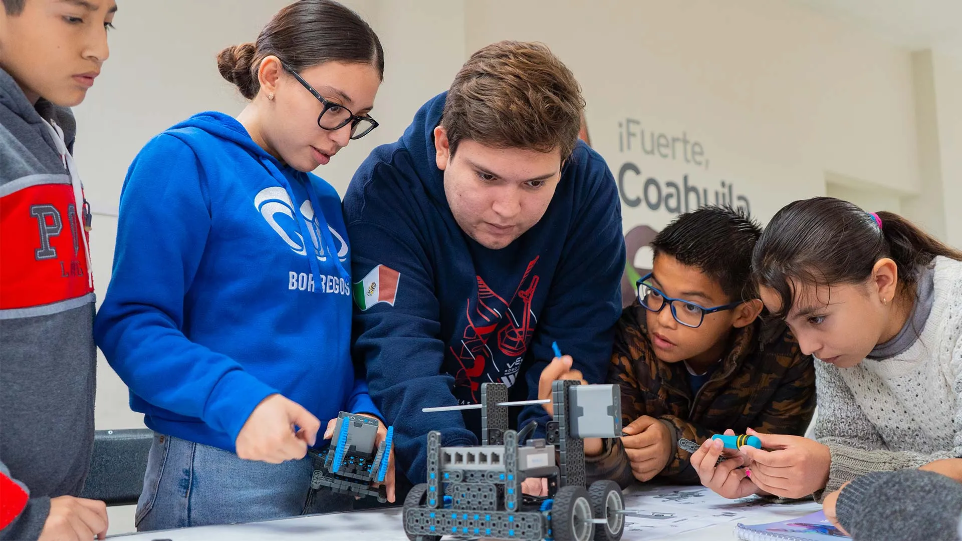 Tec Robotics enseñando tecnología a niños de Saltillo