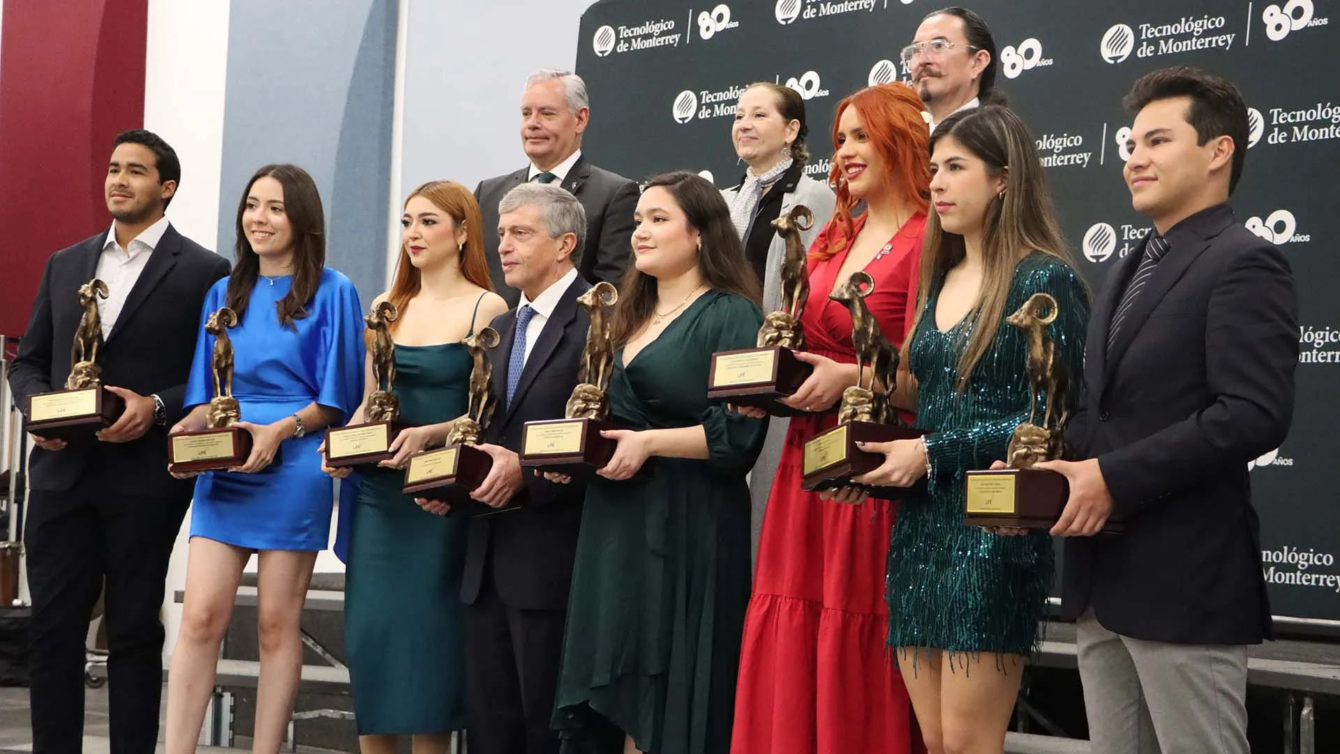 ¡Trayectoria de oro! Reconocen a graduados por su formación integral