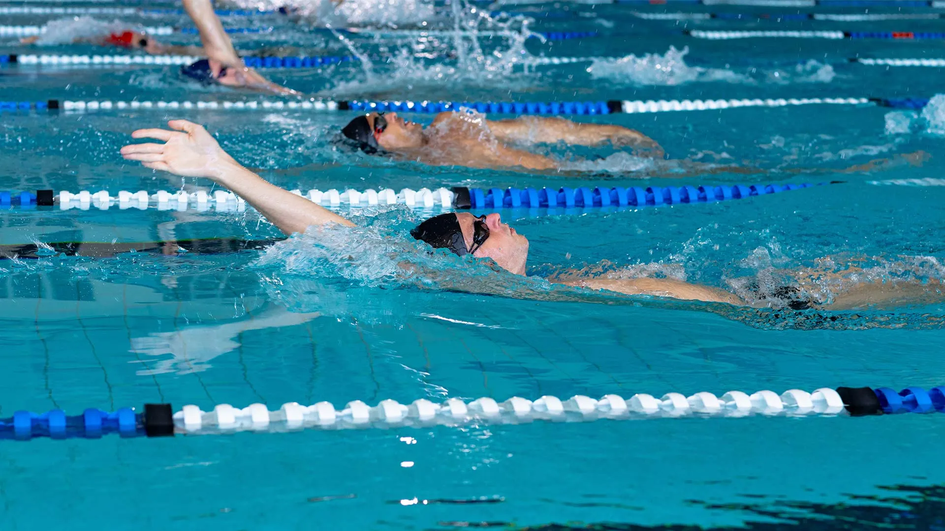 Nadador en alberca en competencia