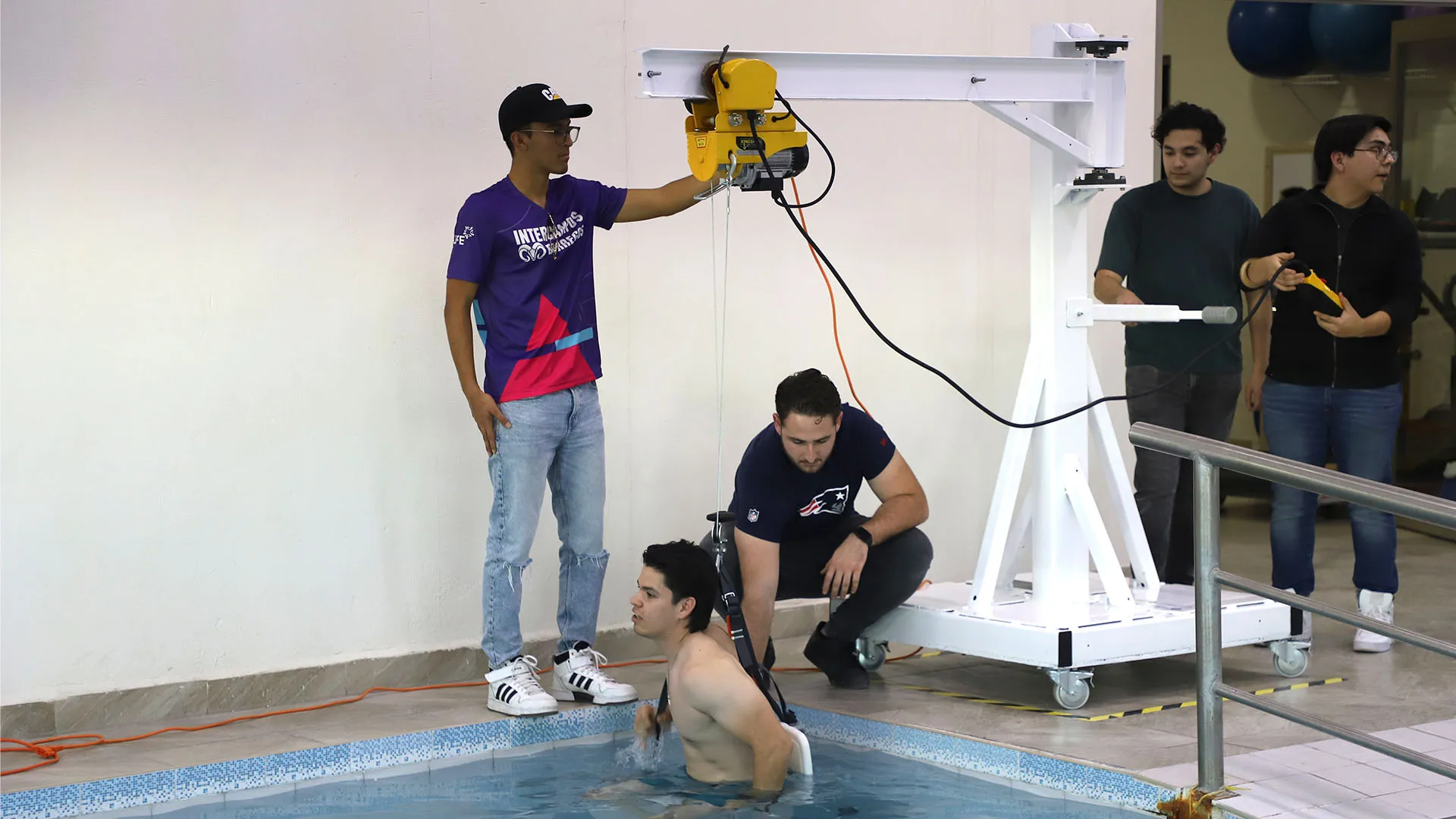 Estudiantes Tec crean y donan grúa terapéutica para niños con discapacidad 