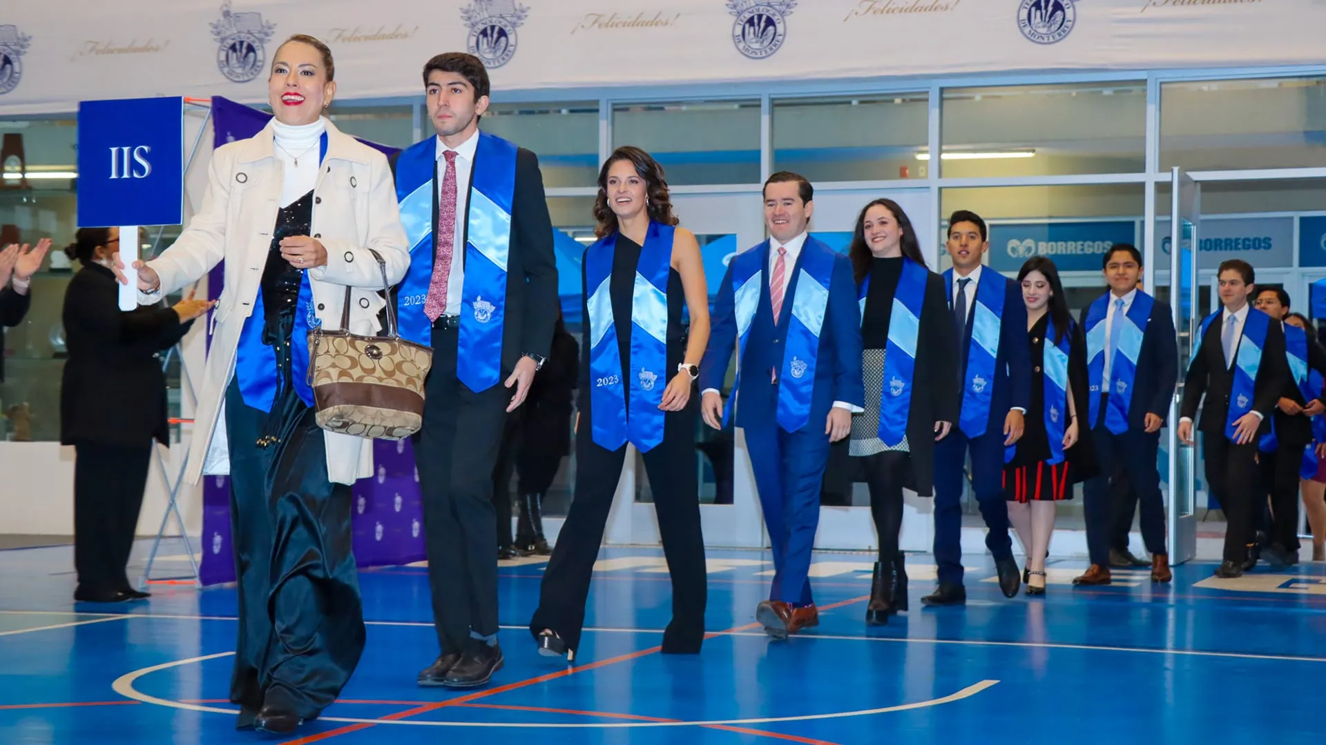 Alumnos ingresando a la ceremonia de graduación diciembre 2023 en el campus SLP