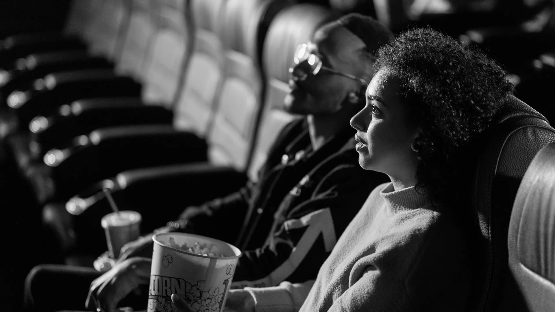 2 personas mirando una película