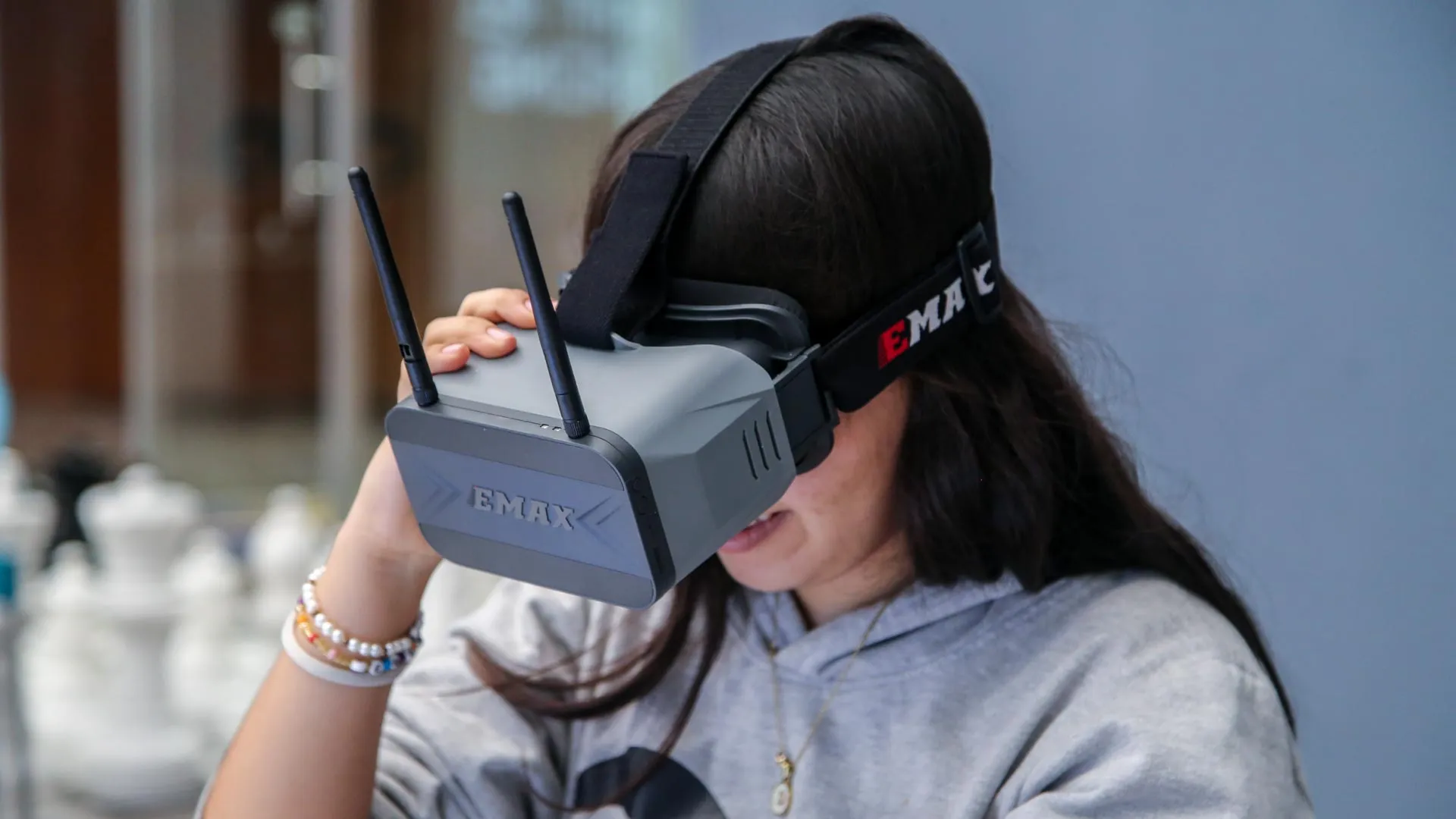 Estudiante de Ramvolution utilizando lentes de VR para pilotar.