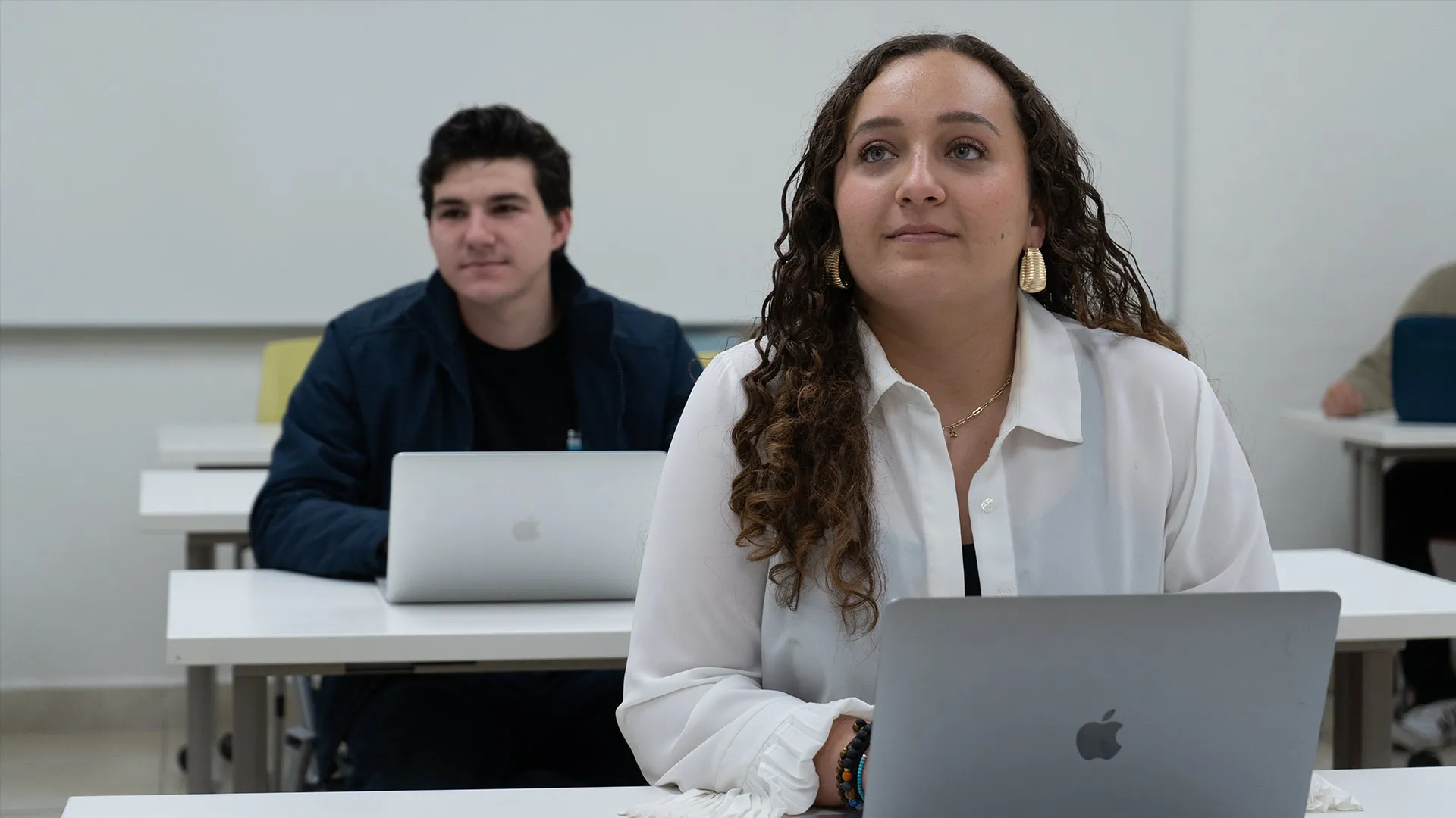 Alumnos tomando apuntes en la certificación