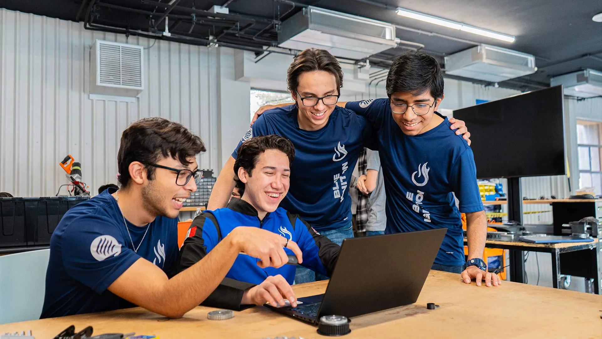 Equipo ganador viendo el prototipo