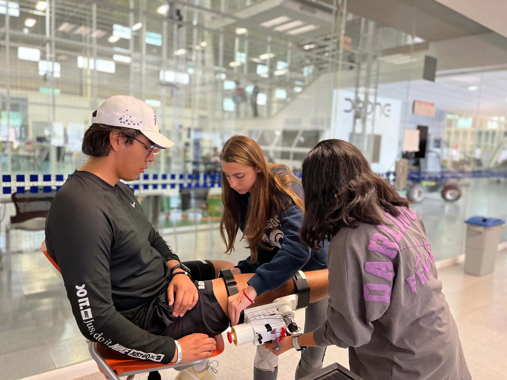 Estudiantes de medicina del Tec de Querétaro trabajando en su aparato de rehabilitación