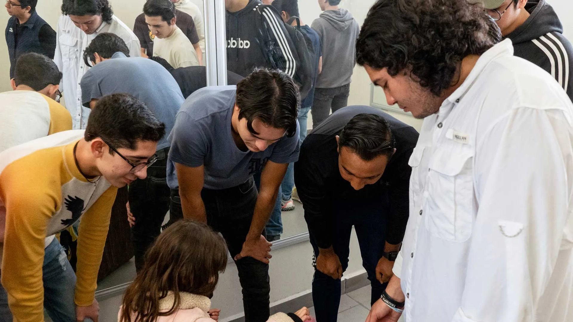 Estudiantes entregando silla a niña del CREE