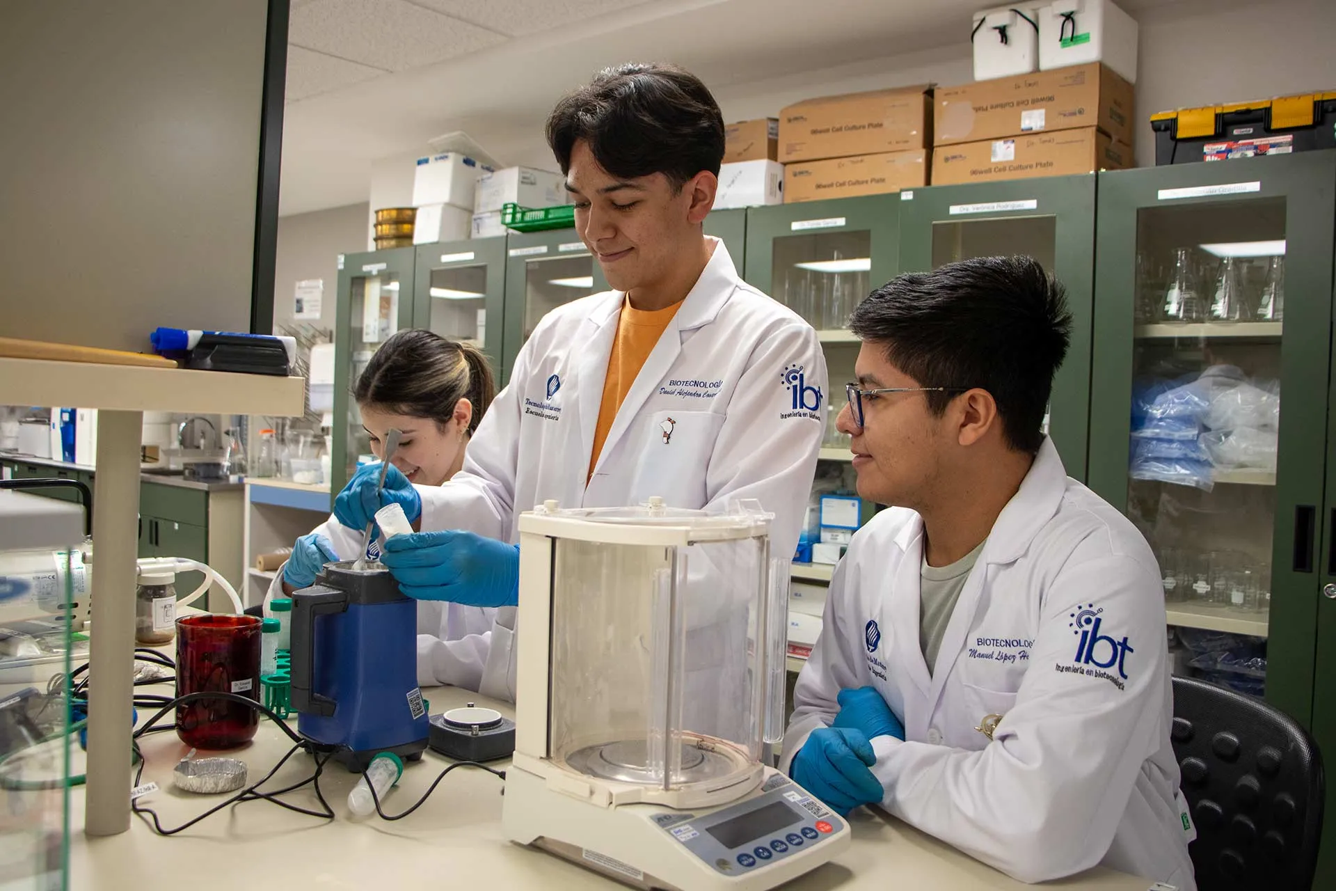 Investigación postbióticos microorganismos contra obesidad en Tec Guadalajara.