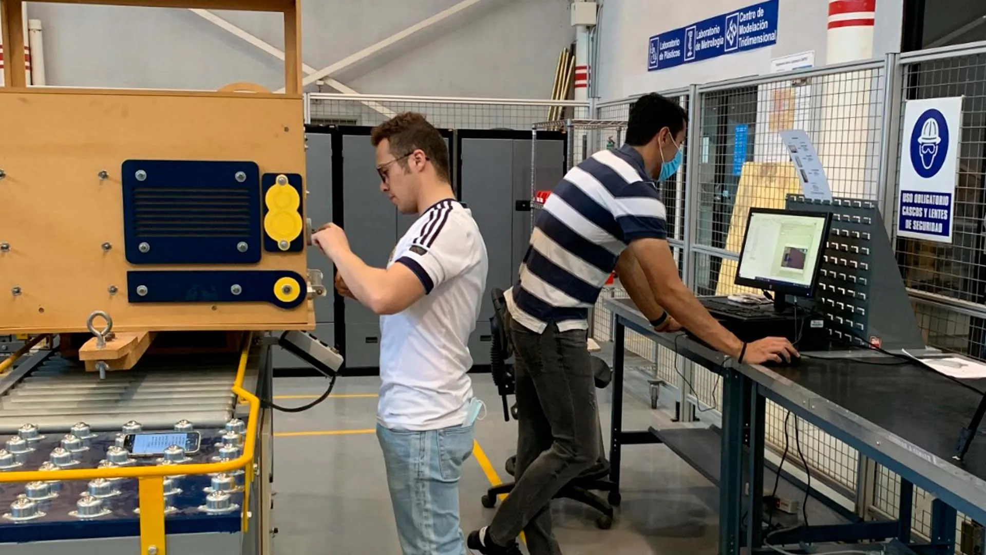 Estudiantes Tec trabajan en simulador de ensamble de cabina con nuevas tecnologías de la industria