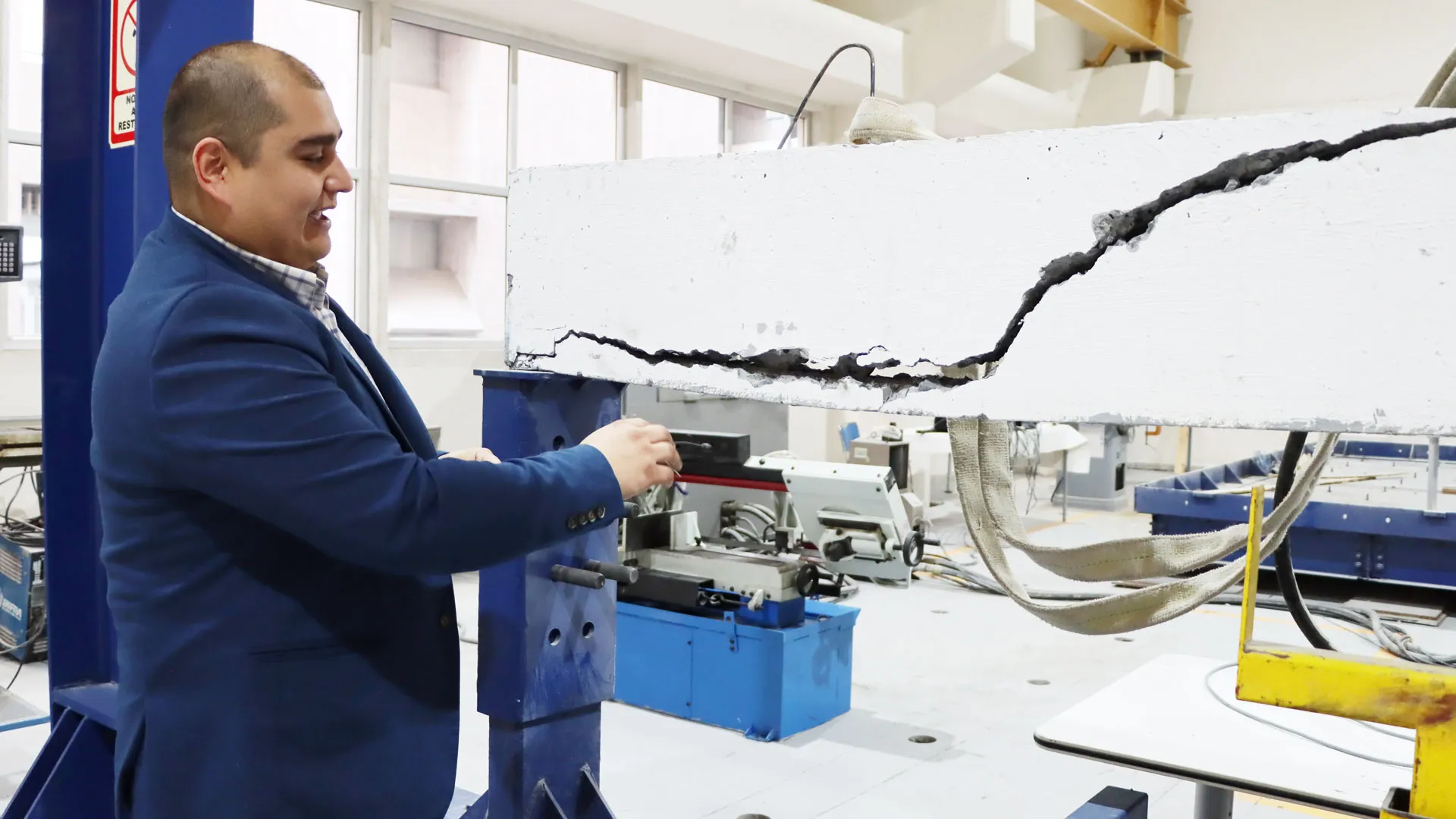 El profesor Mario Covarrubias realizando una explicación sobre un muro.