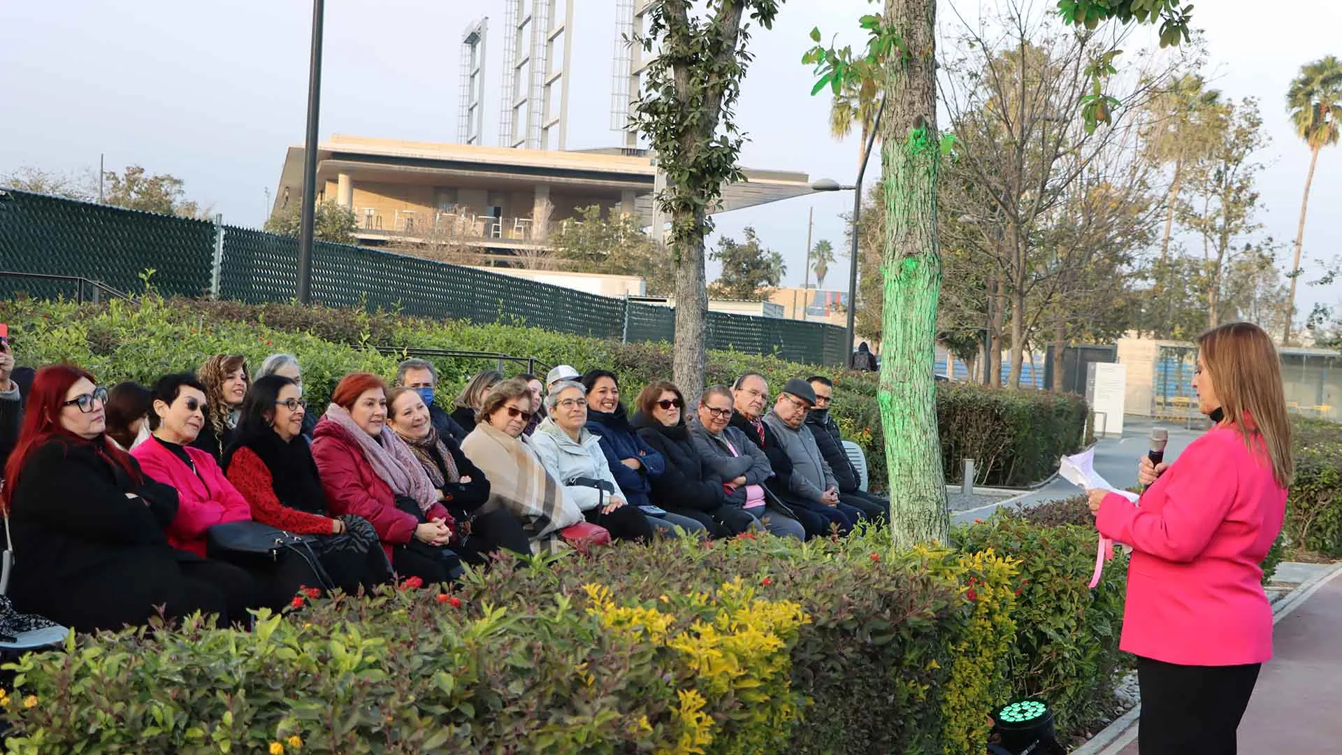 Profesoras adoptan árbol y apoyan estudiantes