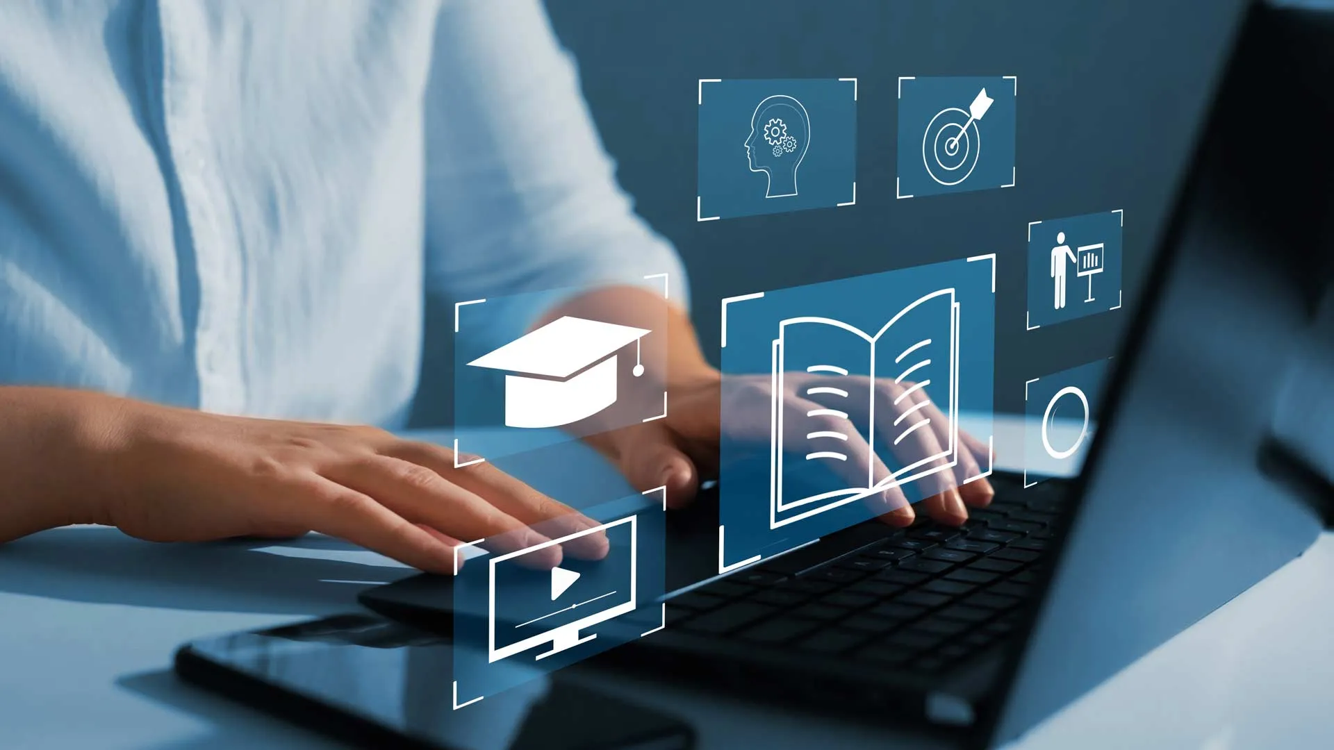 Profesores Tec reciben medalla de oro por programa educativo innovador en la carrera de Emprendimiento.