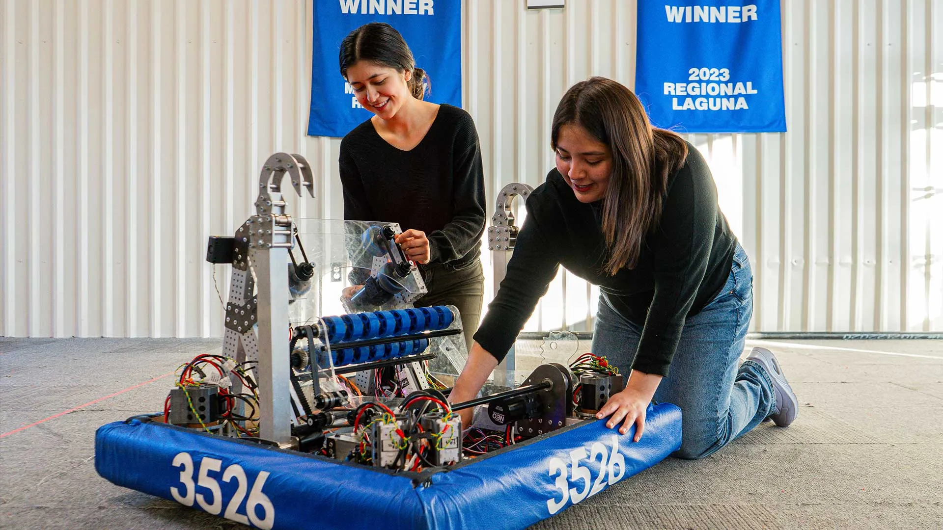 Integrantes de Blue Ignition con robot para FIRST