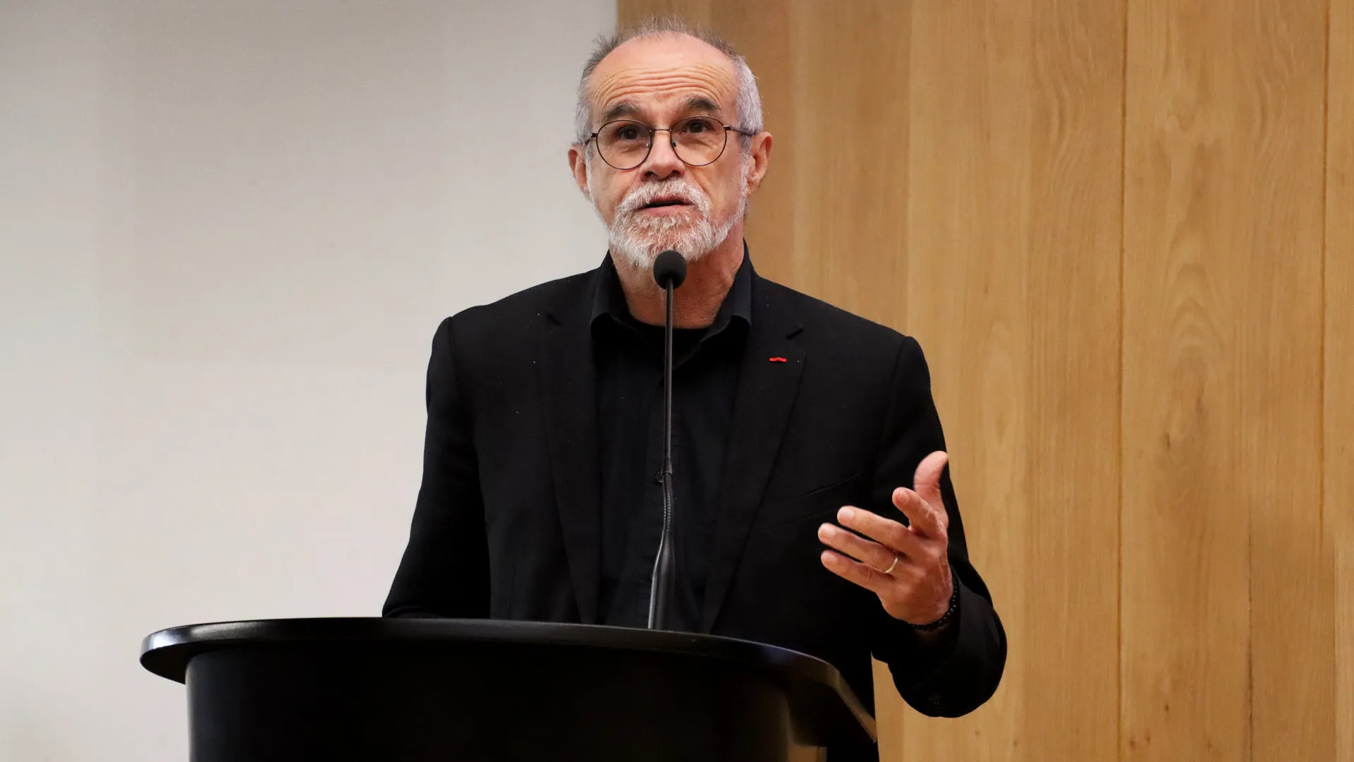 El urbanista Carlos Moreno durante su conferencia en Rectoría, del campus Monterrey.