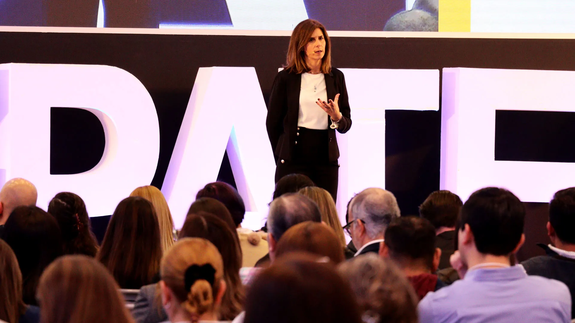 La psicóloga Diana Jiménez durante su conferencia "Adolescencia en positivo", en la Escuela de Gobierno y Transformación Pública.