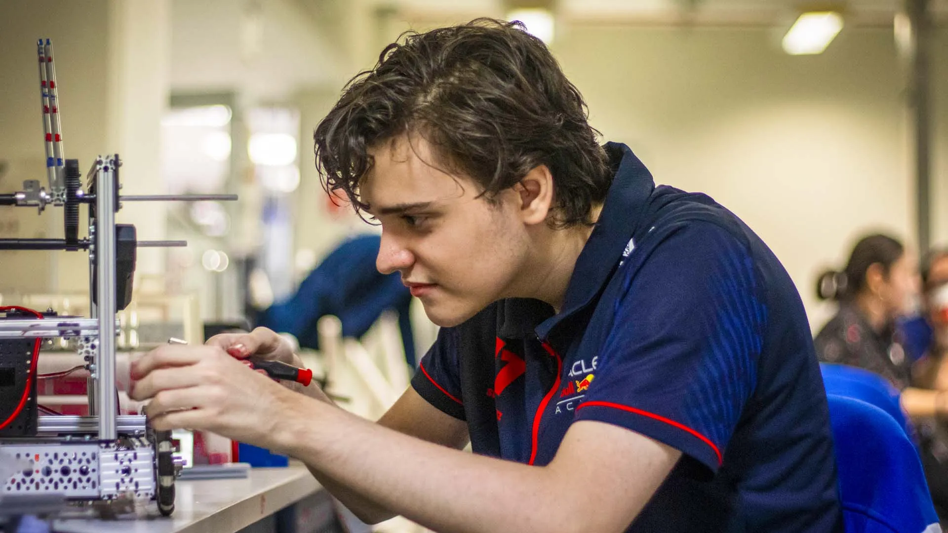 estudiante armando robot para competencia de robótica first 