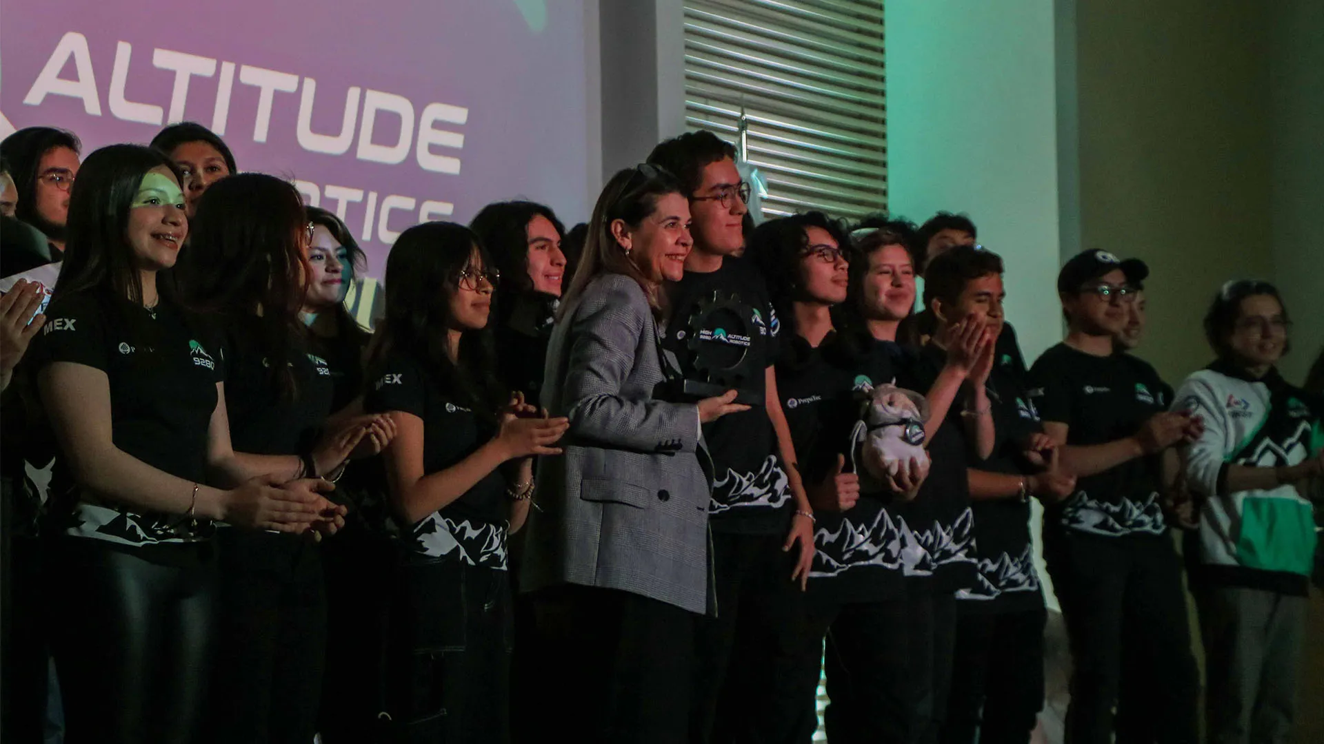 Equipo PrepaTec Toluca presenta su robot para regionales de FIRST