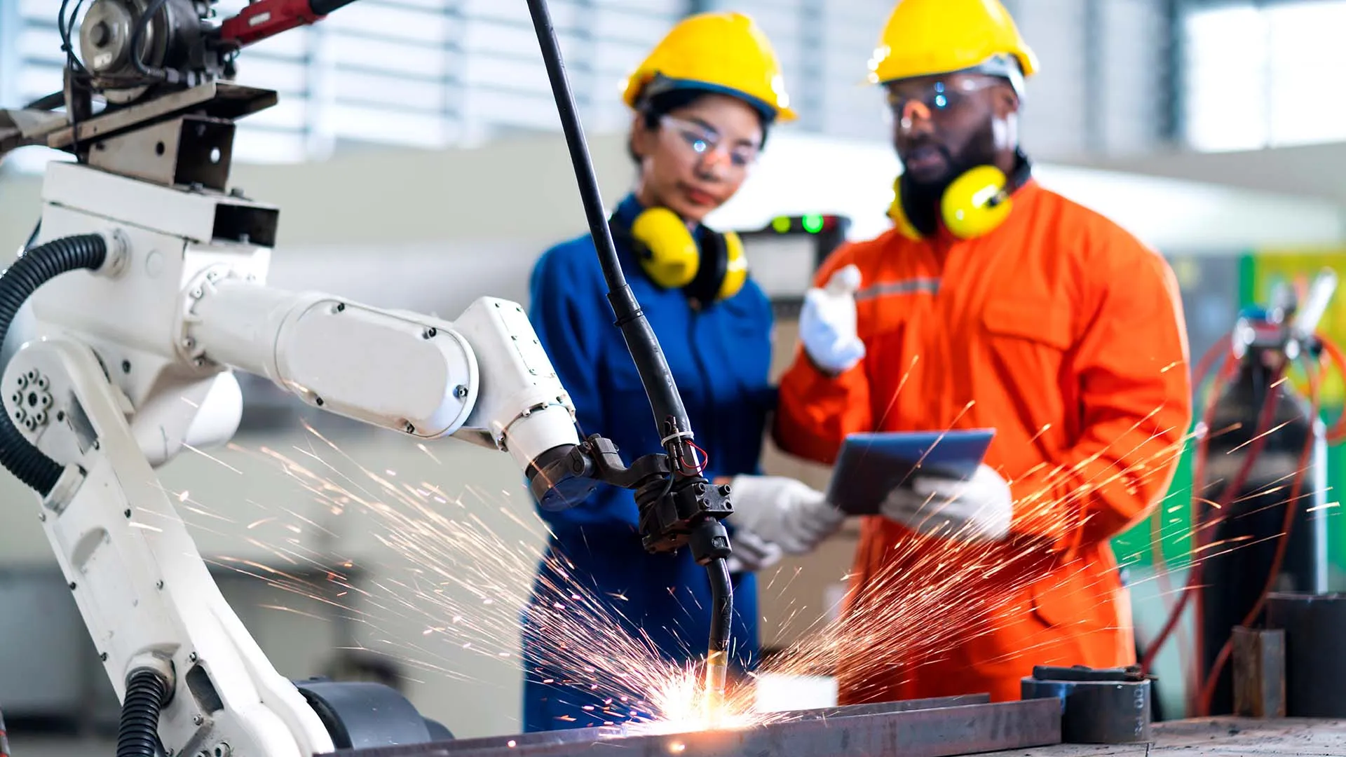 Ingenieros con máquina