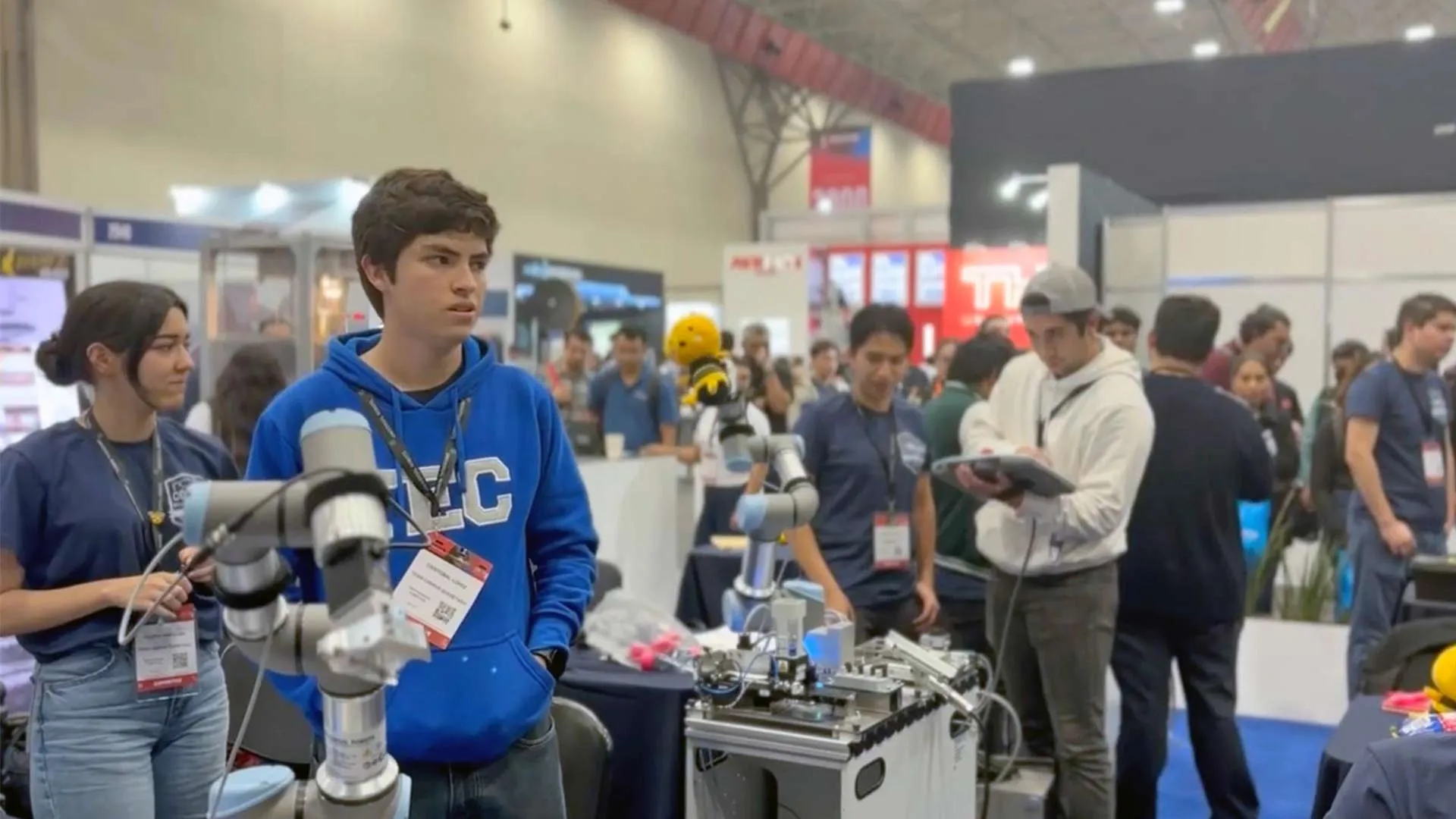 Estudiantes del Tec campus Querétaro triunfan con su robot en competencia internacional