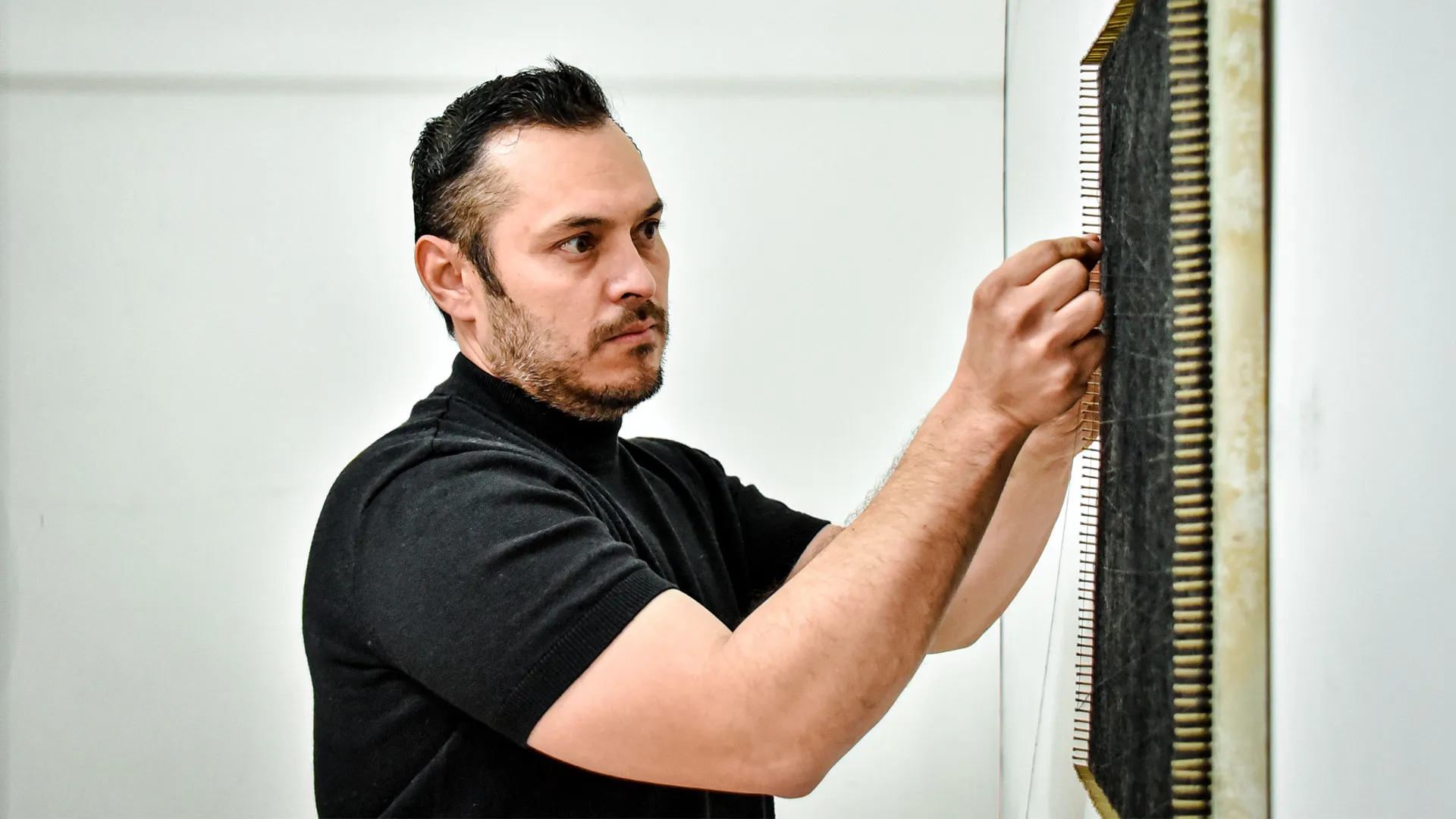 Luis Lira comenzó a experimentar con varias técnicas artísticas y descubrió su nicho en los hiloramas.