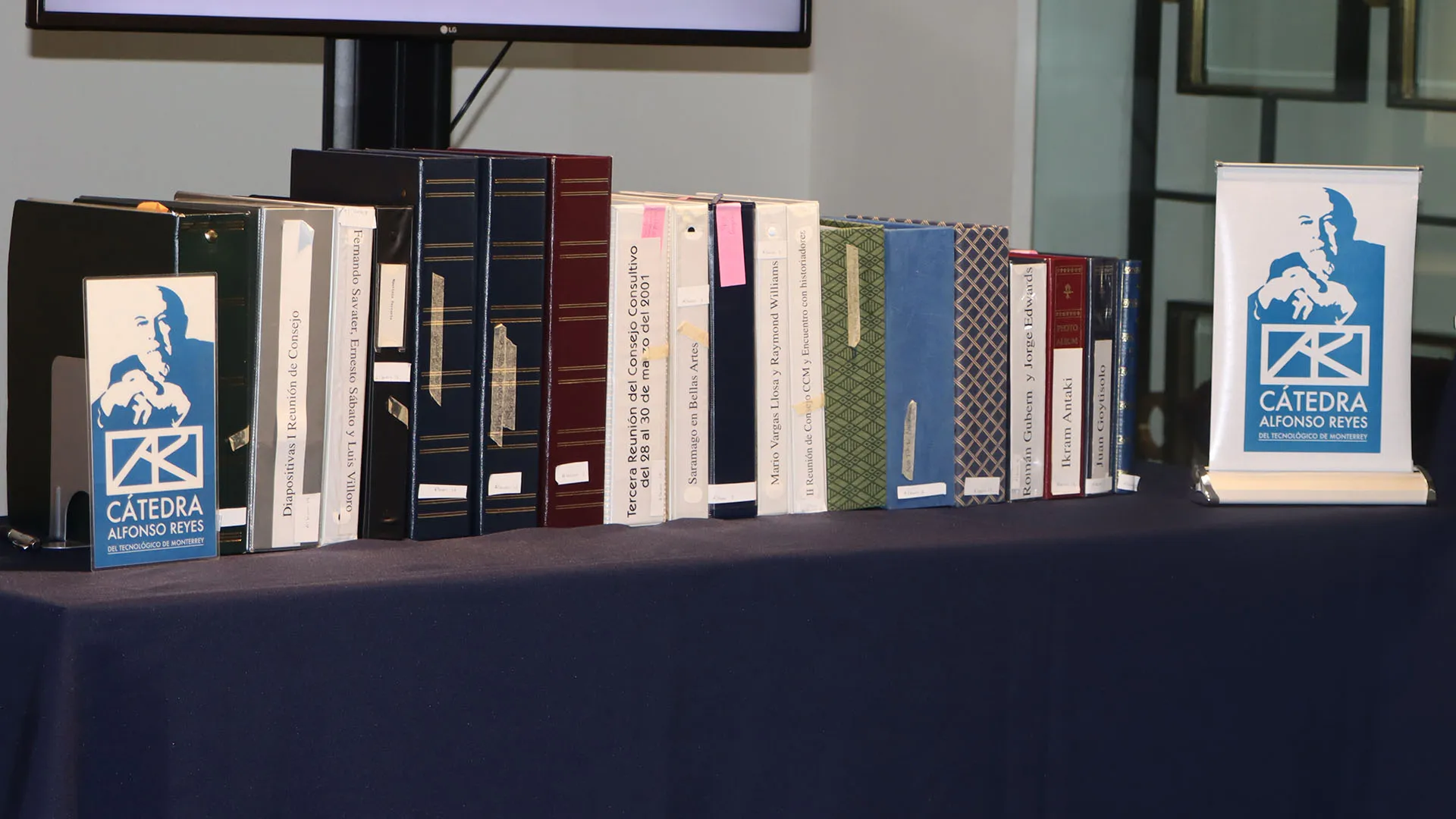 Entregan memoria de Cátedra Alfonso Reyes a Biblioteca Cervantina